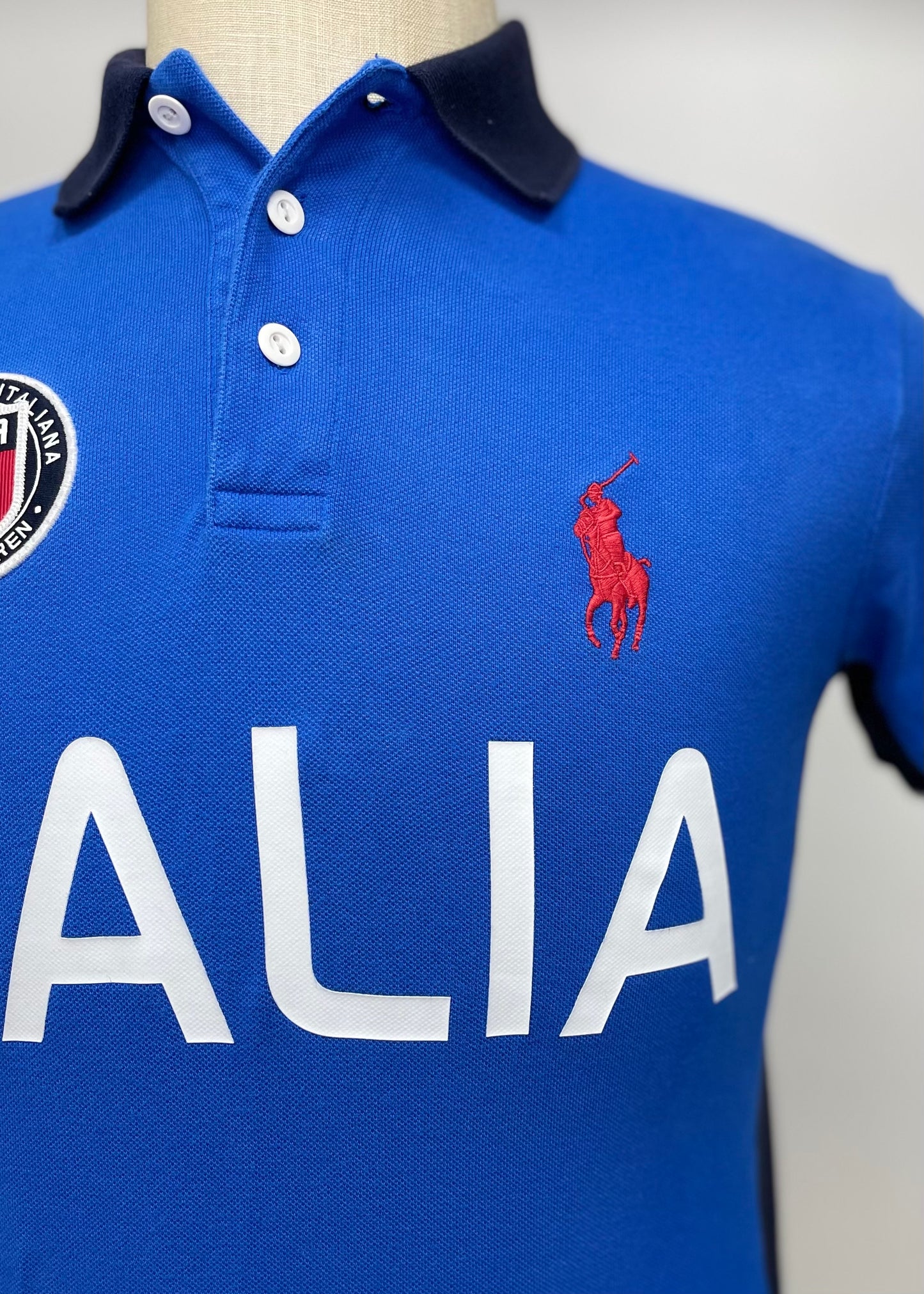 Camiseta Polo Ralph Lauren 🏇🏼 color azul con diseño de Italia y con logo en rojo Talla S Custom Fit