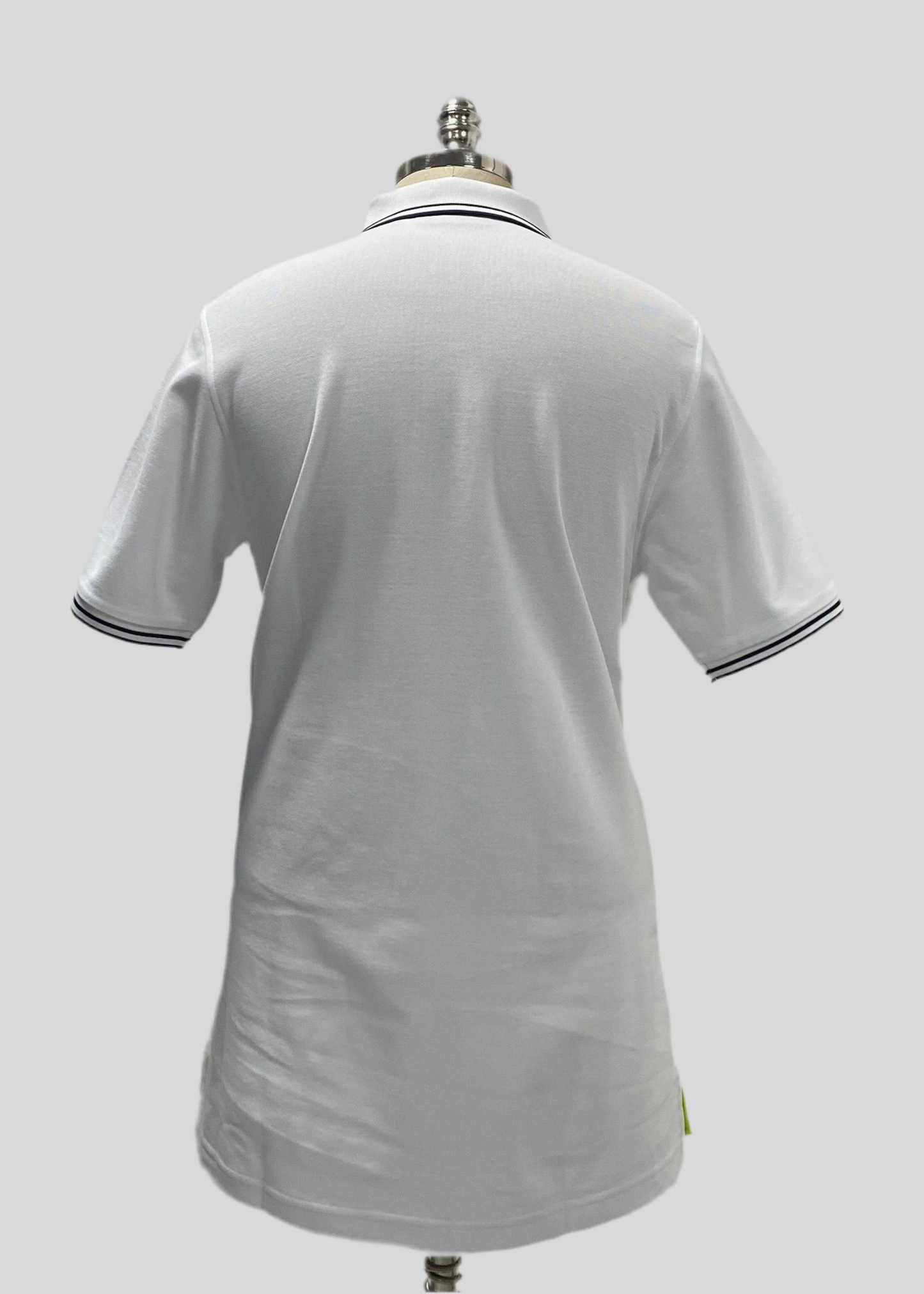 Camiseta Polo Psycho Bunny 🐰 Pique en color blanco con diseño de cuello en negro Talla L Entalle Regular