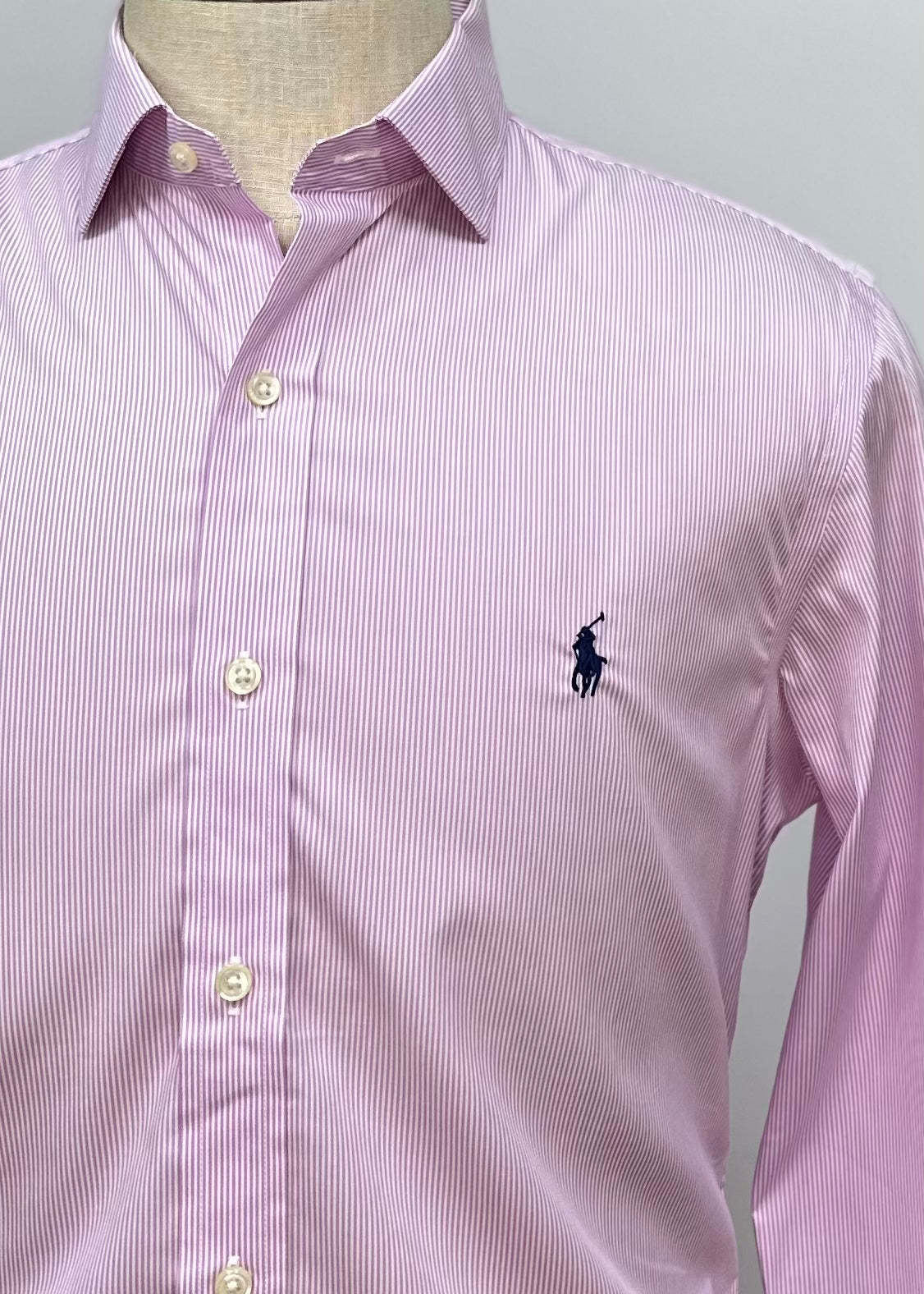 Camisa Polo Ralph Lauren 🏇🏼 color blanco con patron de rayas finas en color rosado Talla S Entalle Clásico