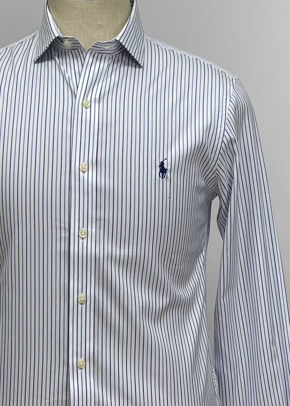 Camisa de botones Polo Ralph Lauren 🏇🏼 color blanco con rayas en color azul Talla M Entalle Slim Fit