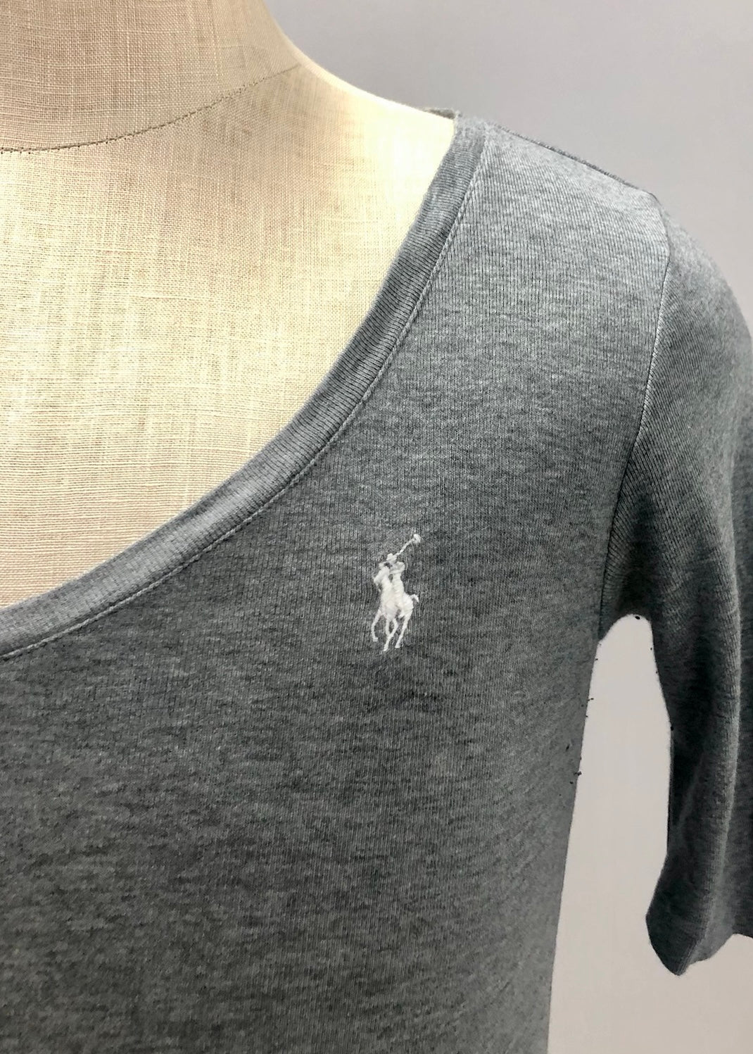 Camiseta de mujer cuello V Polo Ralph Lauren 🏇🏼 color gris claro con logo en color blanco Talla M Entalle Regular