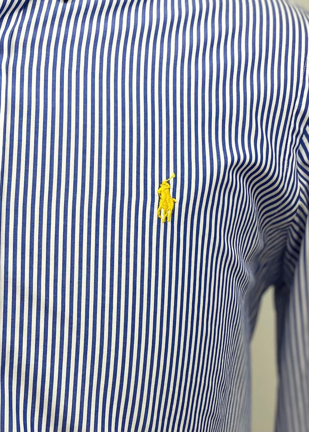 Camisa Polo Ralph Lauren 🏇🏼 color blanco con rayas finas en color azul Talla L Entalle Clásico