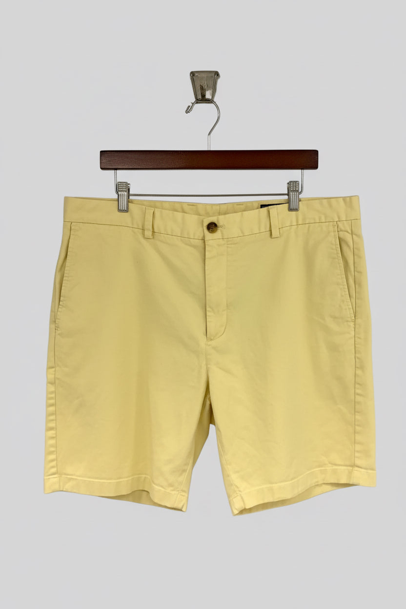 Short Casual Vineyard Vines 🐳 color amarillo claro talla 40