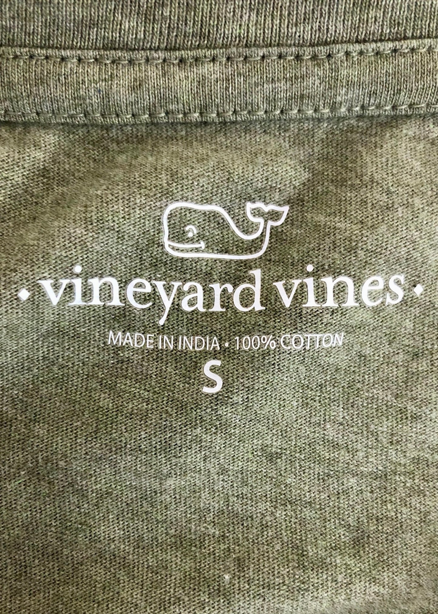 Camiseta cuello redondo Vineyard Vines 🐳 color verde oliva con logo de ballena Talla S