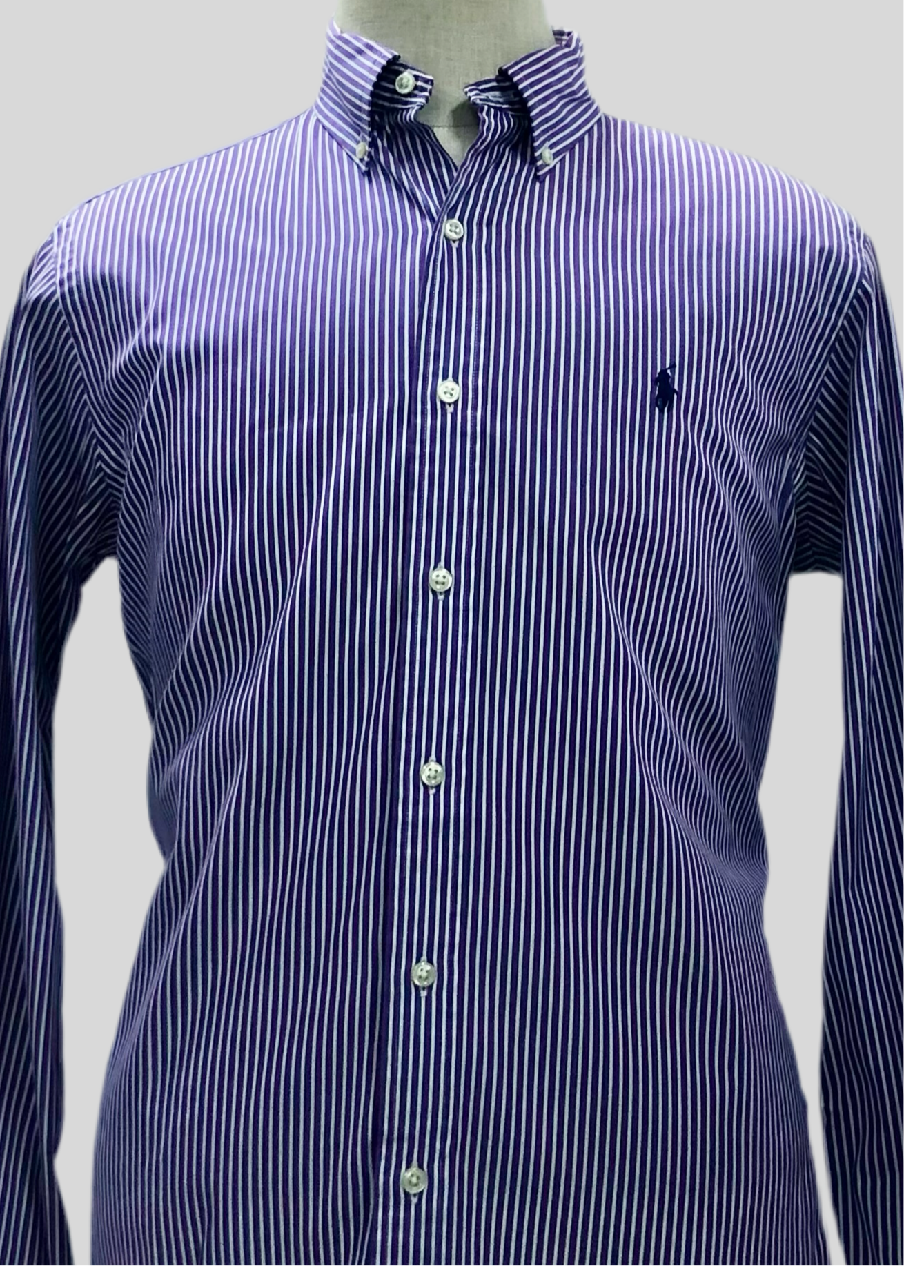 Camisa Polo Ralph Lauren 🏇🏼 con patron de rayas en color morado y blanco Talla M Entalle Clásico