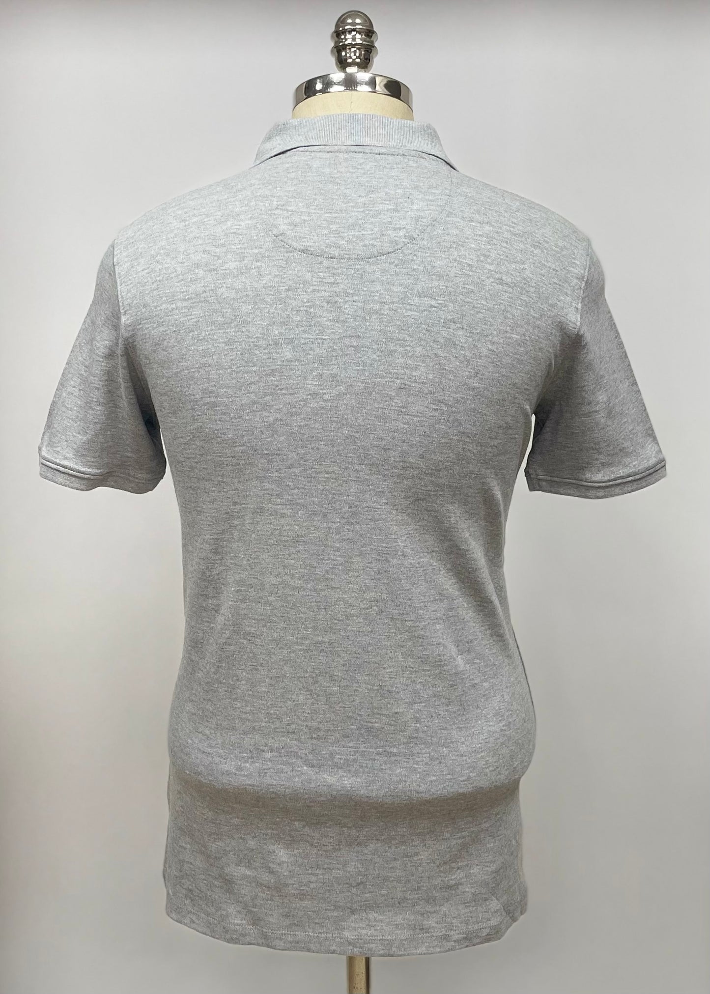 Camiseta Polo Donna Karan DKNY color gris claro Talla Small Entalle Regular