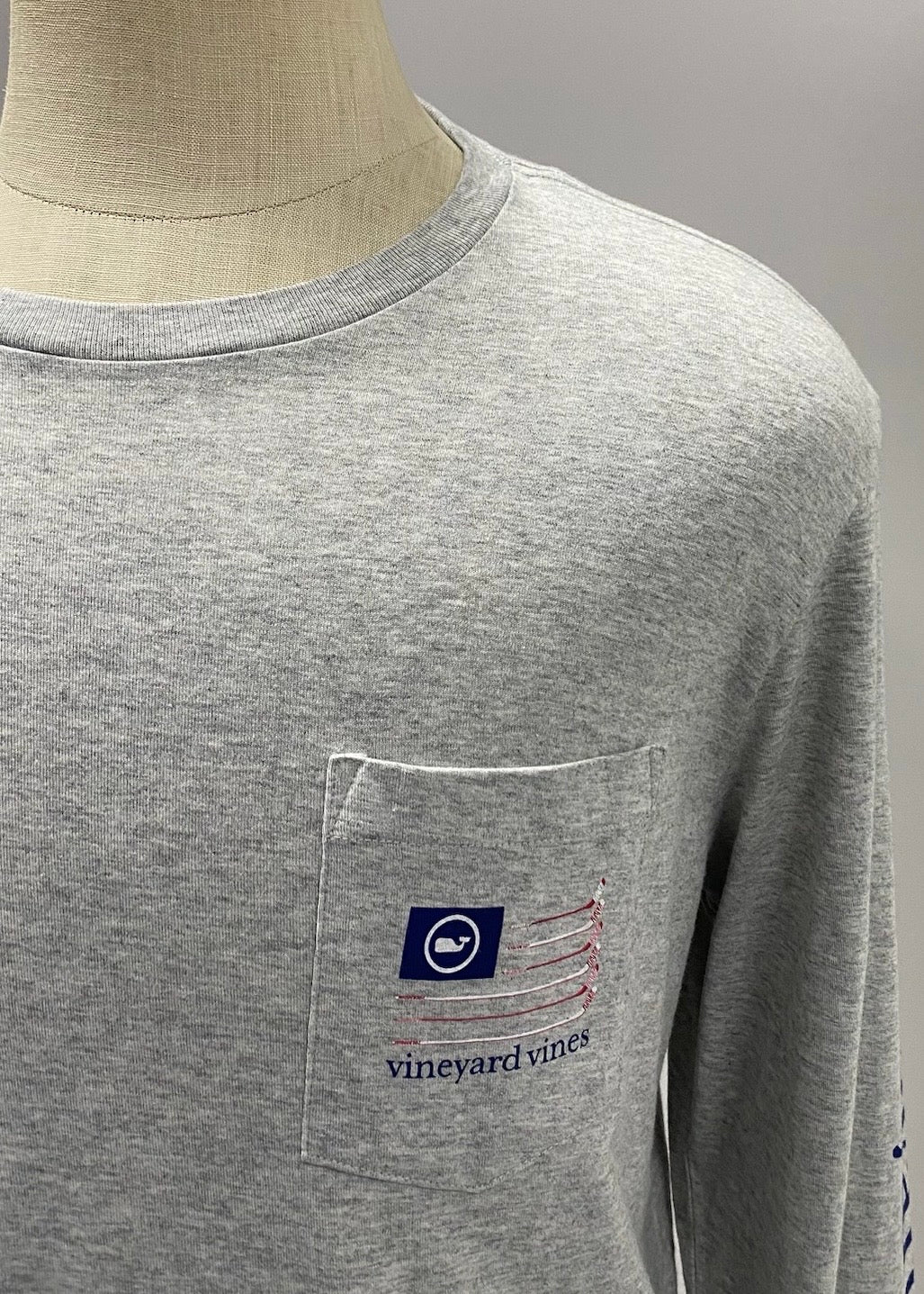 Camiseta de bolsillo Vineyard Vines 🐳 color gris claro con Diseño de ballena en azul y rojo Talla Large
