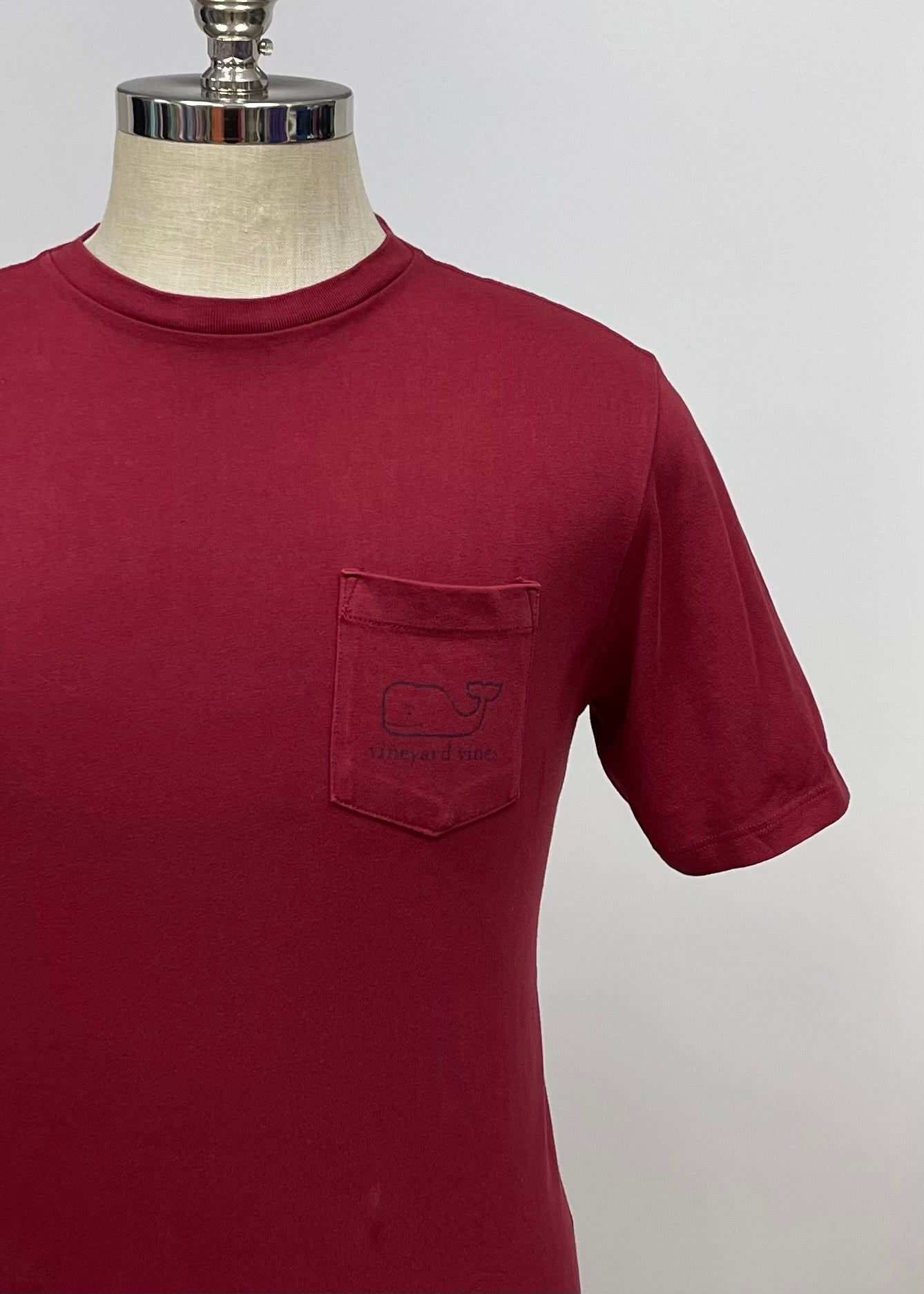 Camiseta cuello redondo Vineyard Vines 🐳 color rojo oscuro con Diseño de ballena Talla Small