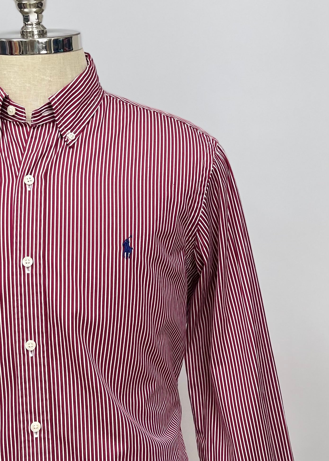 Camisa Polo Ralph Lauren 🏇🏼 con patron de rayas en color rojo oscuro y blanco Talla M Entalle Regular (ver descripción)