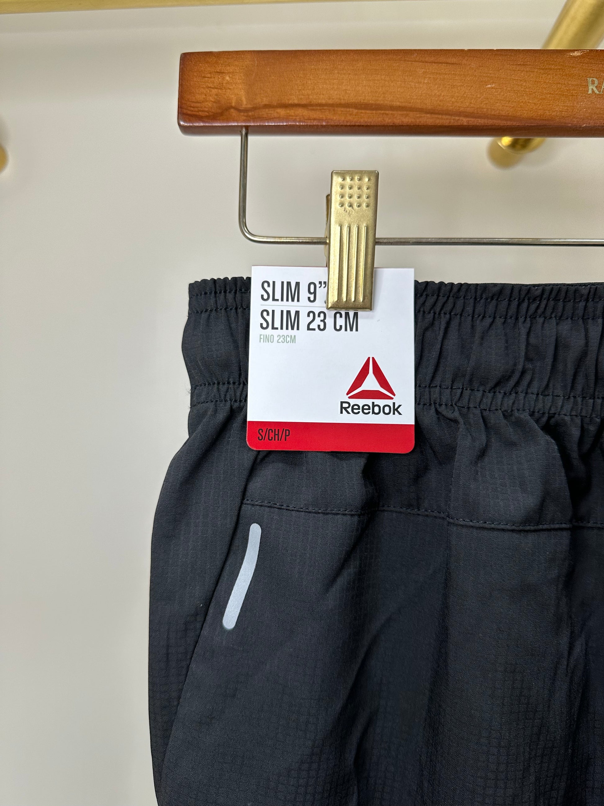 Short Deportivo Reebok ๐๐ผโโ๏ธ Tela performance color negro con