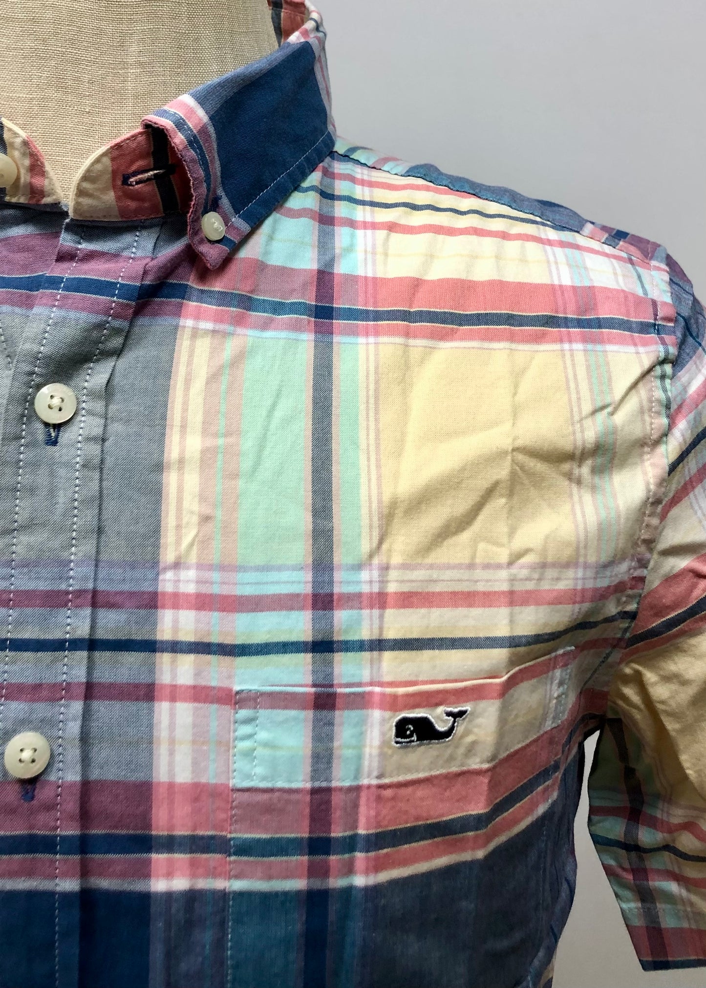 Camisa Vineyard Vines 🐳 con patrón de cuadros tartán en color amarillo, rosado y azul navy Talla S Entalle Slim Fit