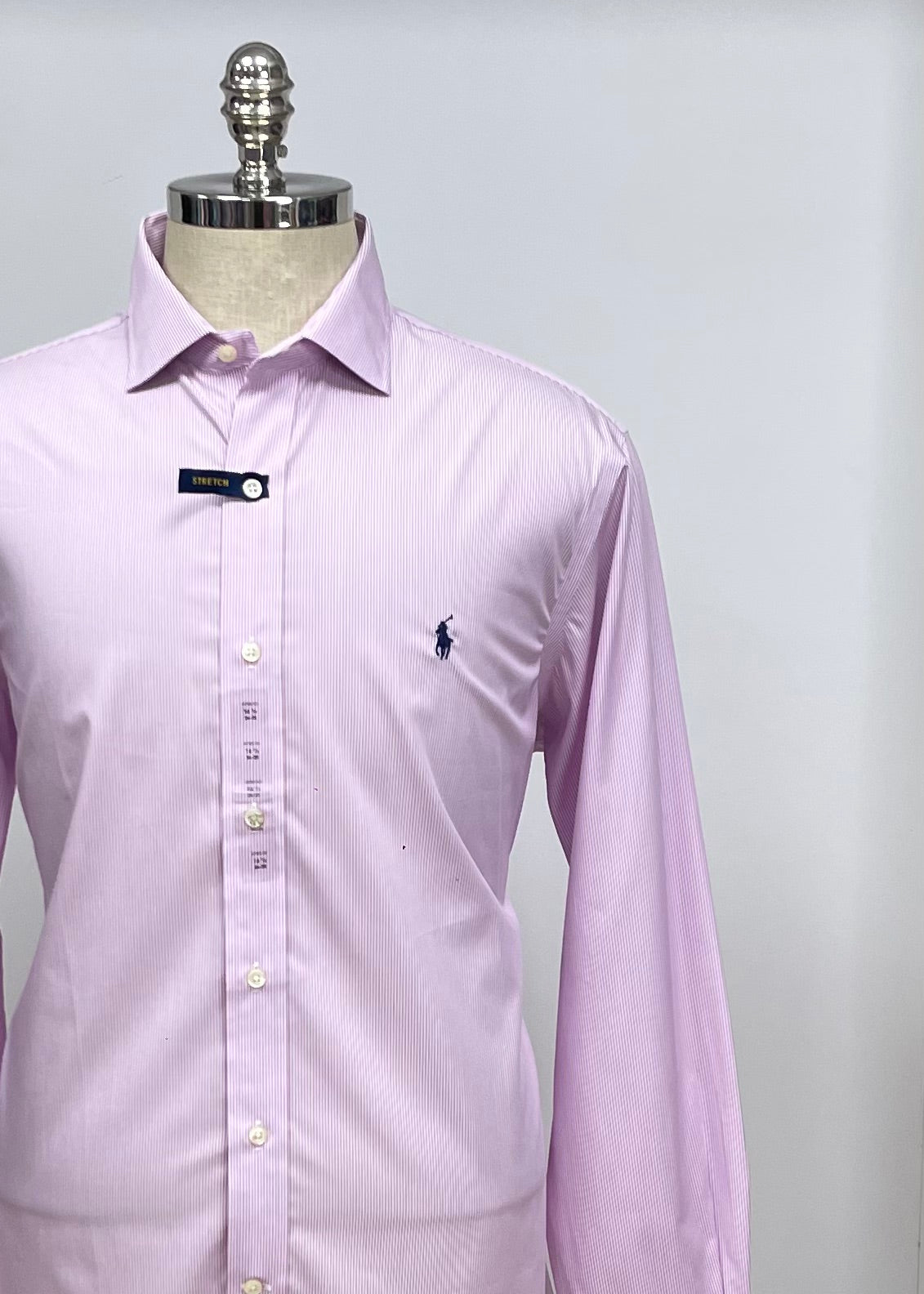 Camisa Polo Ralph Lauren 🏇🏼 color blanco con patron de rayas finas en color rosado Talla L Entalle Clásico