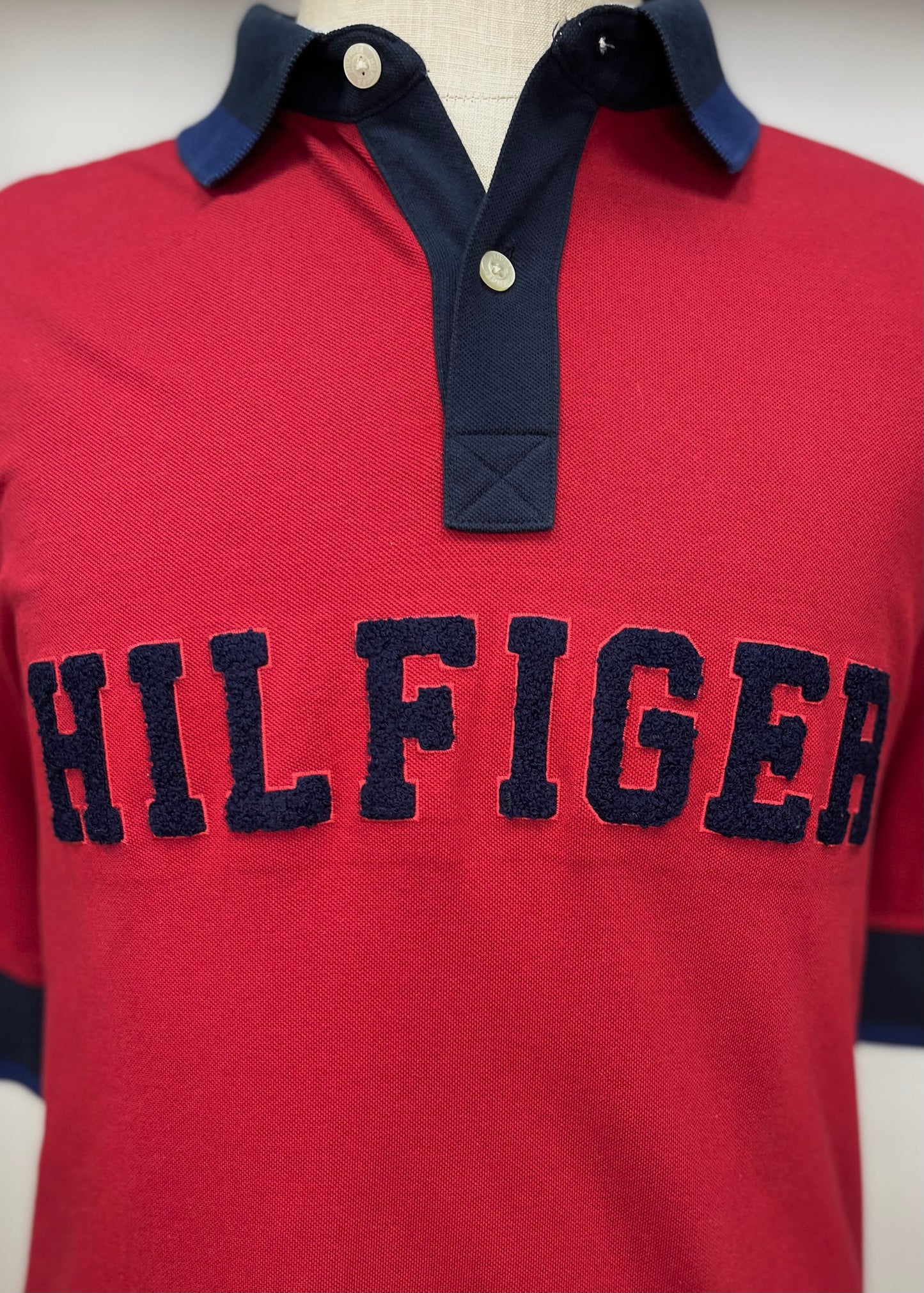 Camiseta Polo Tommy Hilfiger 🇺🇸 color rojo con diseño de logo Talla XL Entalle Custom Fit