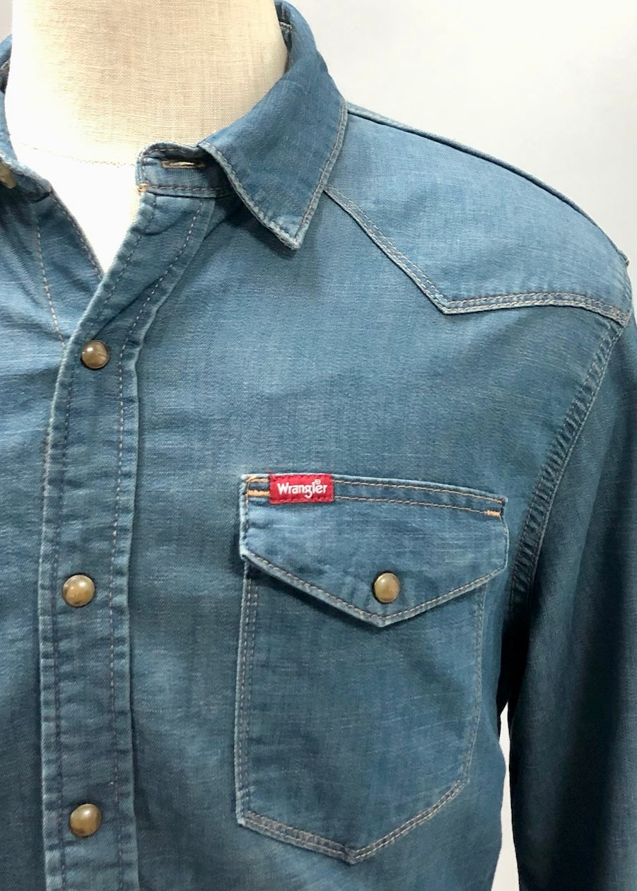 Camisa de botones Wrangler 🐎 De jeans en color azul oscuro Talla L Entalle Regular