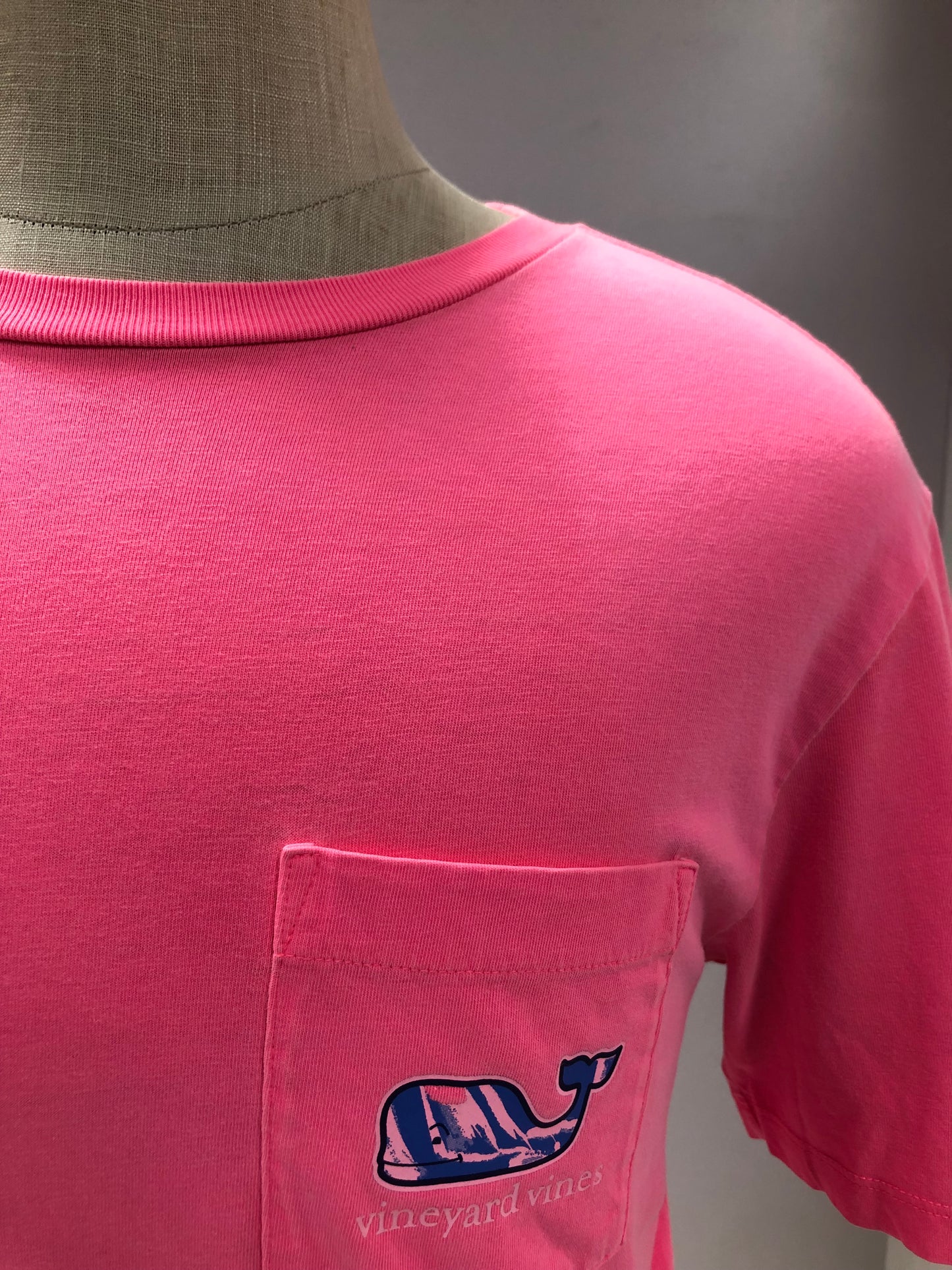 Camiseta de bolsillo Vineyard Vines 🐳 color rosado neon con Diseño de ballena en azul y blanco Talla M