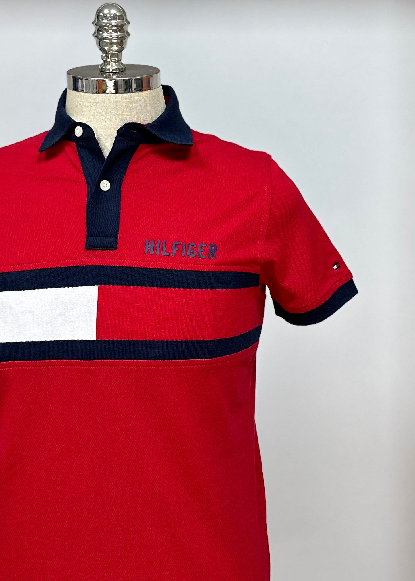 Camiseta Polo Tommy Hilfiger 🇺🇸 color rojo con diseño de logo Talla S Entalle Slim Fit