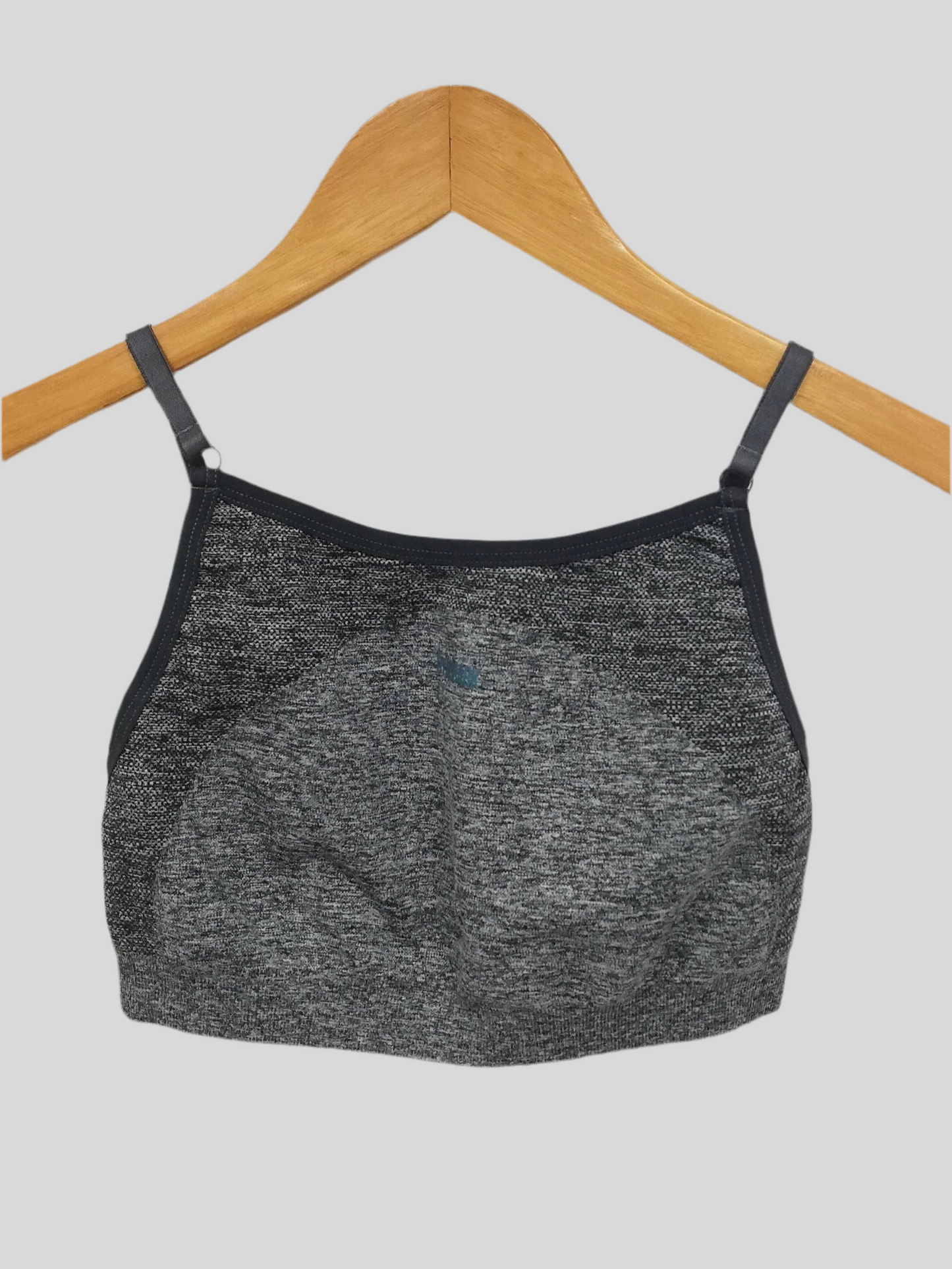 Sujetador de tiras deportivo de mujer Gymshark Performance en color gris con logo en azul Talla S