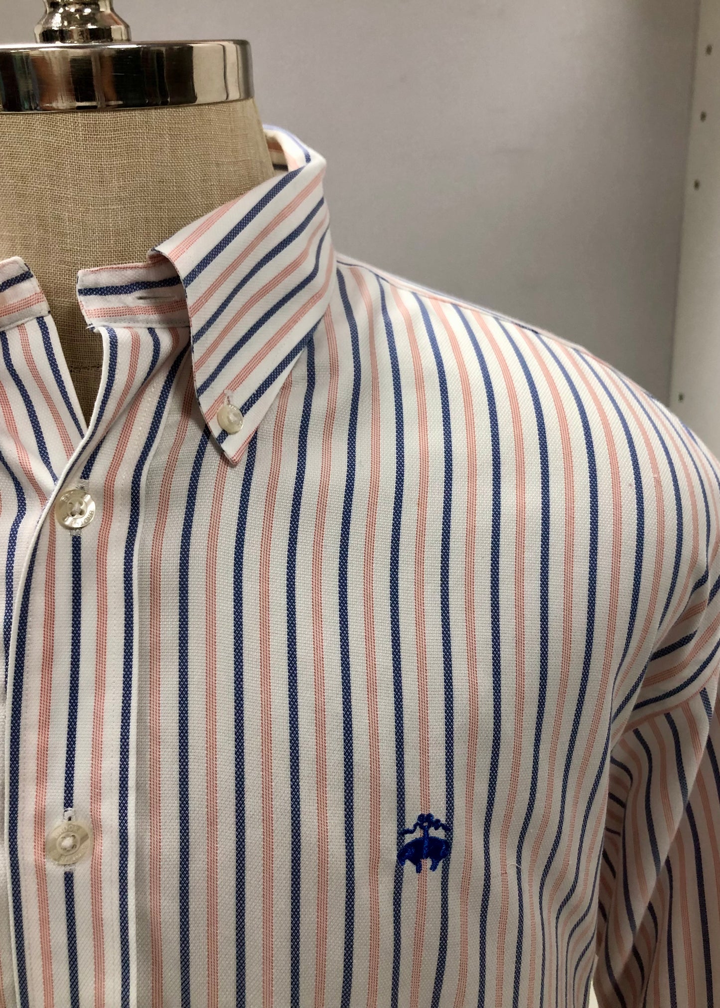 Camisa Brooks Brothers 🐑 color blanco con rayas en rosado y azul Talla L Entalle Regular