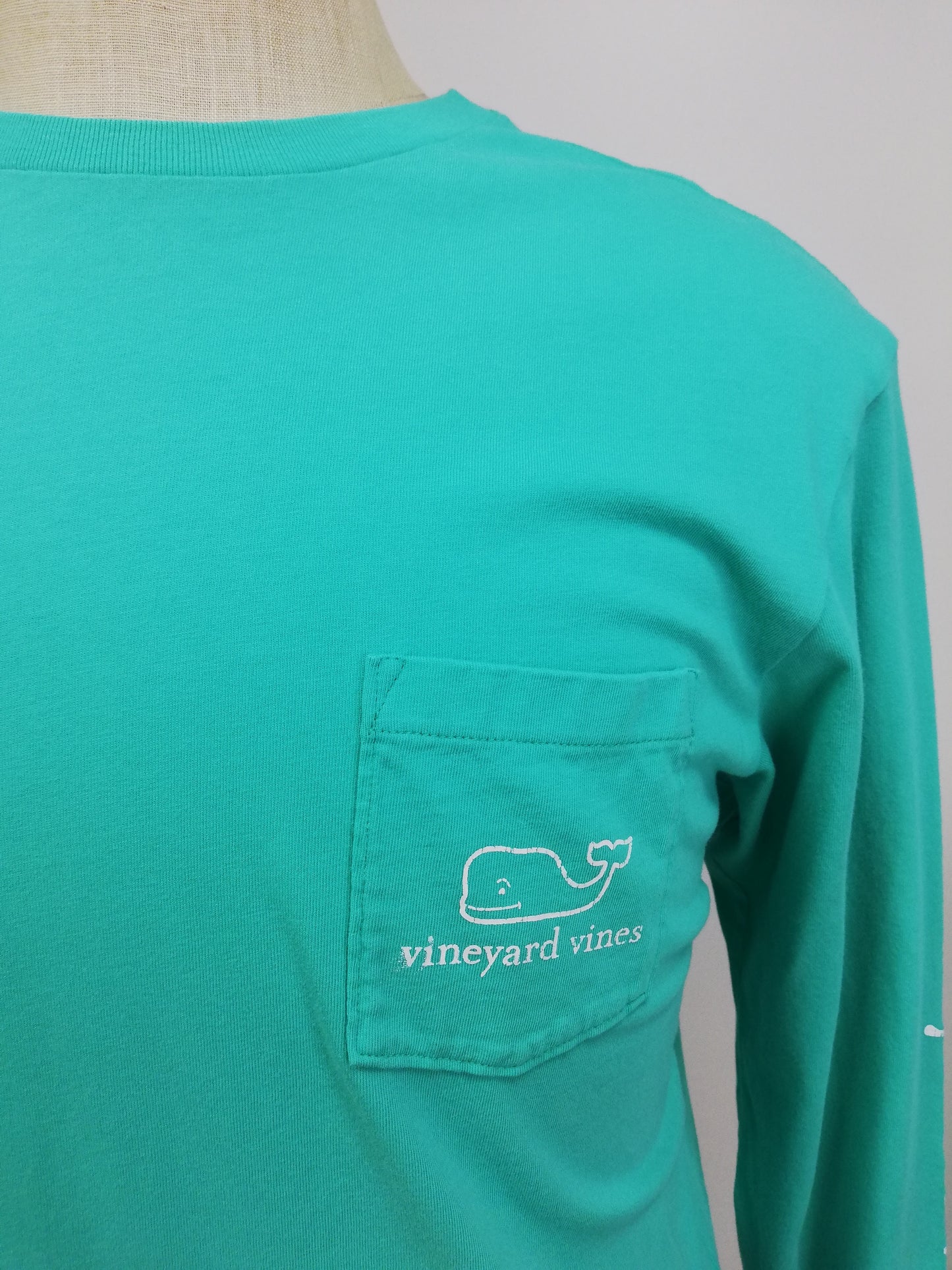 Camiseta de bolsillo Vineyard Vines 🐳 color turquesa con Diseño de ballena en blanco Talla M