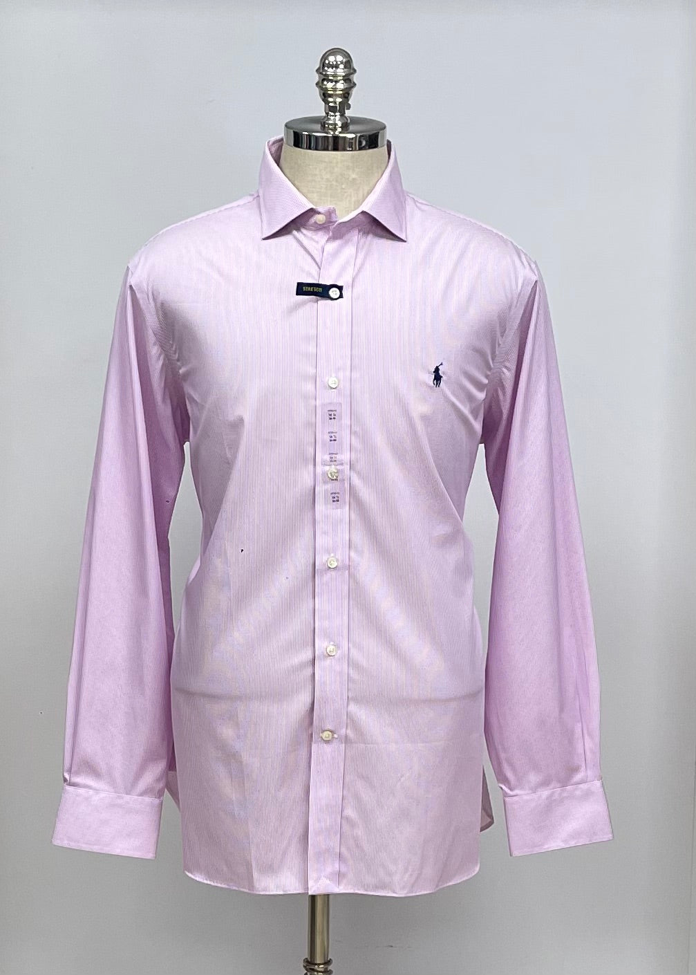 Camisa Polo Ralph Lauren 🏇🏼 color blanco con patron de rayas finas en color rosado Talla L Entalle Clásico