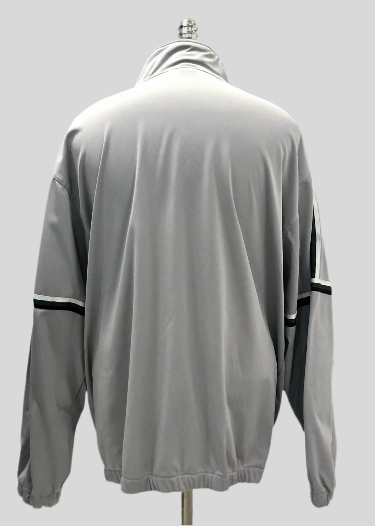 Jacket Lacoste 🐊 color gris claro con zíper completo Talla 3XL (ver descripción)