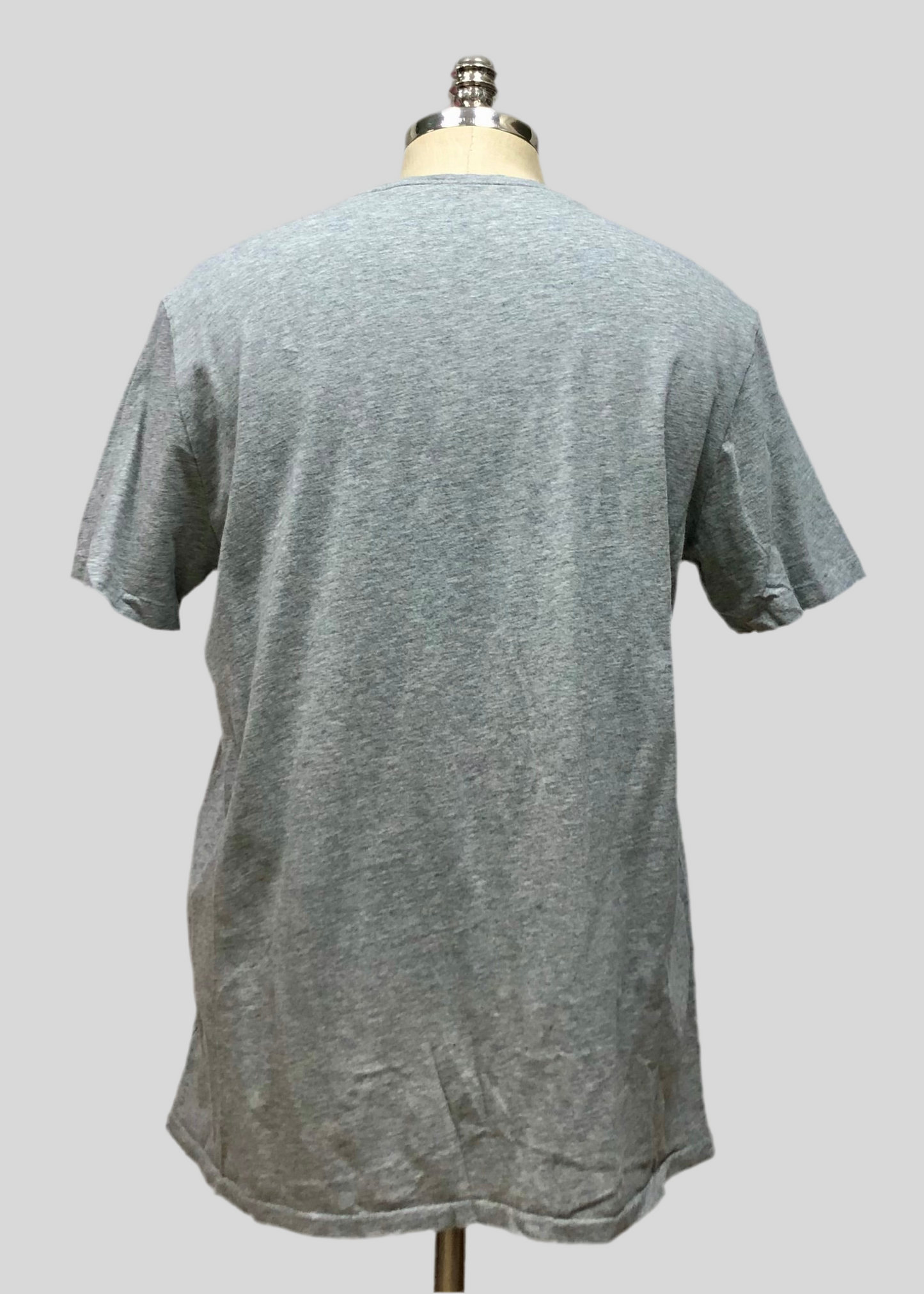 Camiseta cuello redondo Polo Ralph Lauren 🏇🏼 color gris claro con diseño en letras Polo en negro Talla L Entalle Regular (ver descripción)