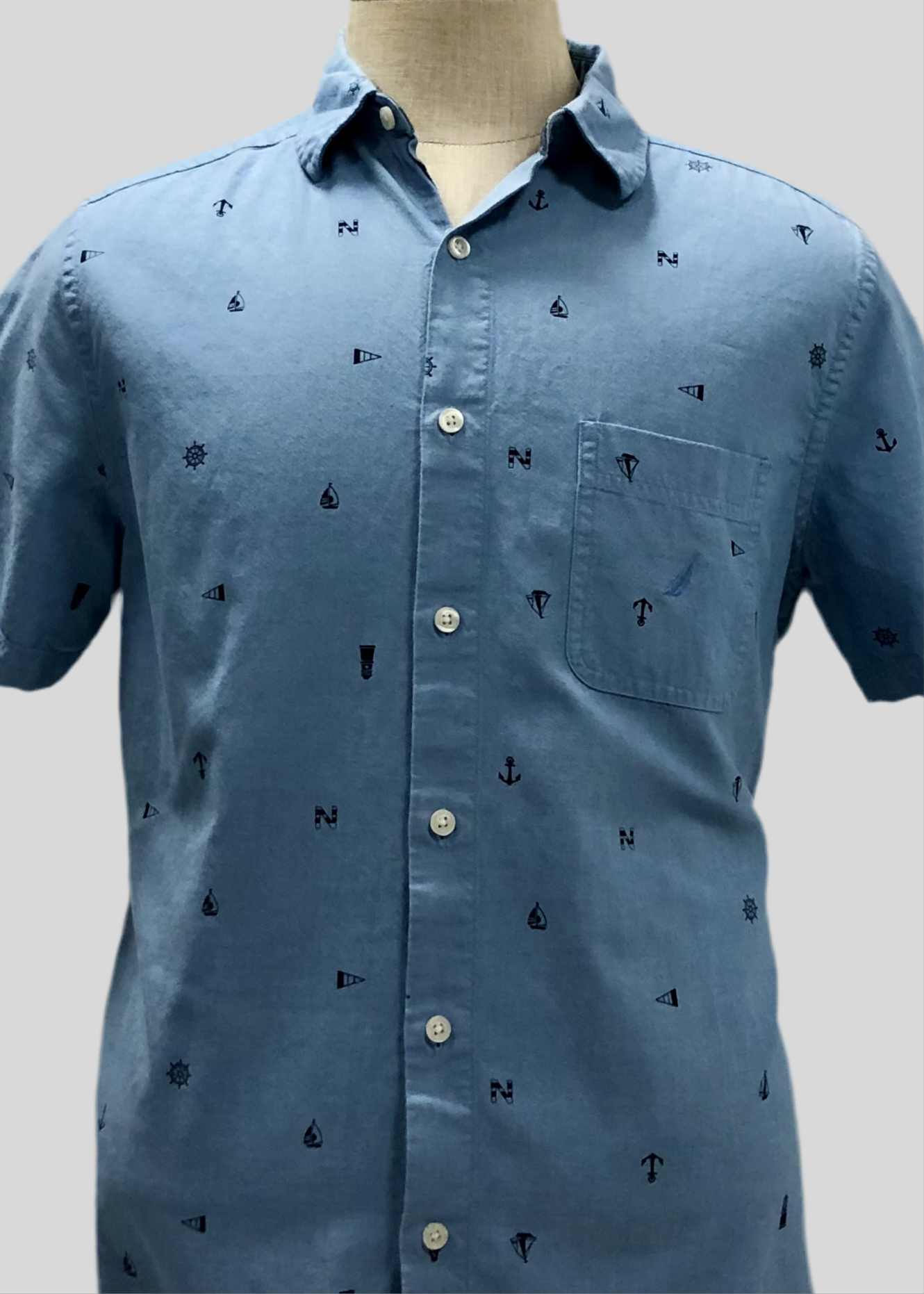 Camisa de botones Nautica ⚓️ Color celeste con diseño de Nautico en color azul navy Talla L Entalle Clásico