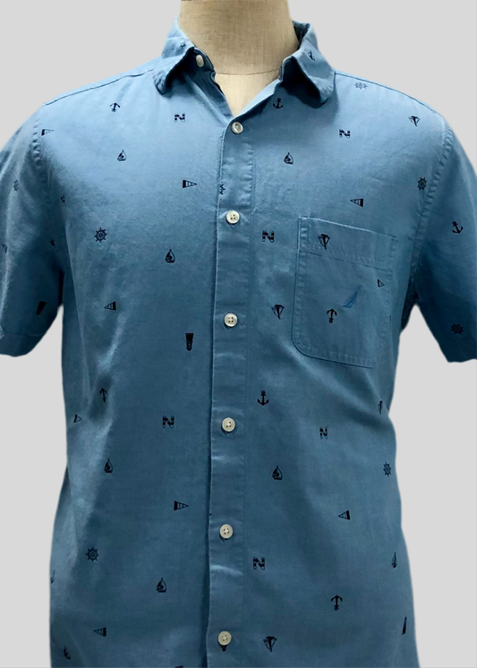 Camisa de botones Nautica ⚓️ Color celeste con diseño de Nautico en color azul navy Talla L Entalle Clásico
