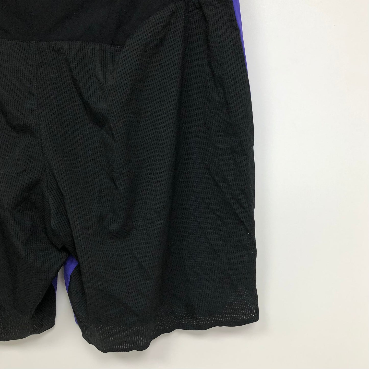 Shorts Híbrido On Running 🏃‍♂️ Tela performance color morado y negro talla XL