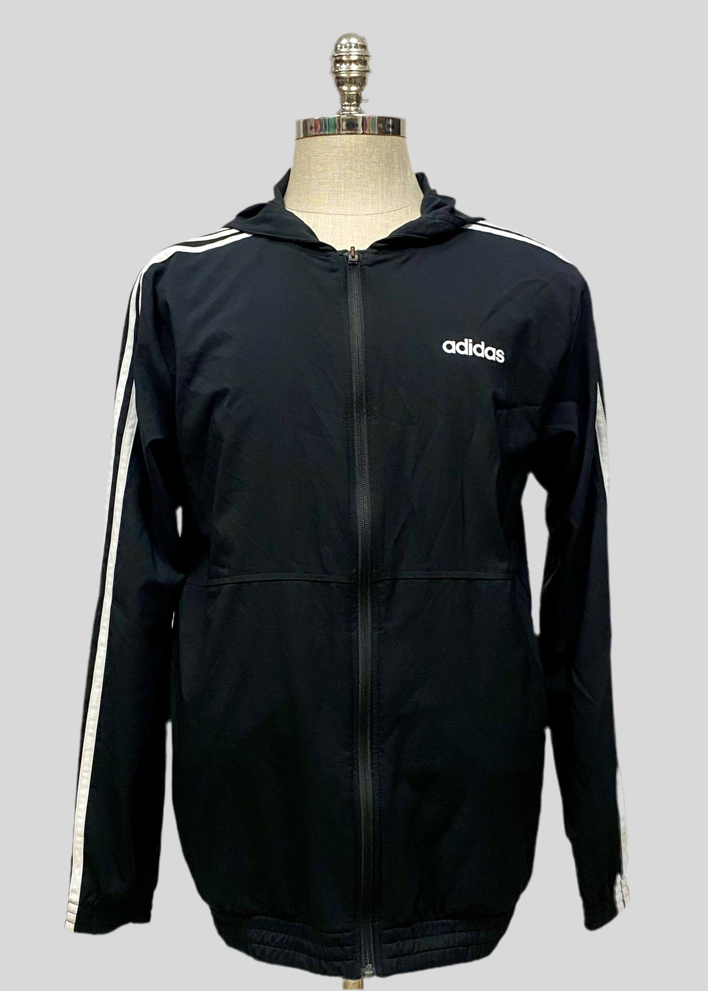 Jacket Adidas 🏃🏻‍♂️ color negro con rayas en blanco con zíper completo y logo en color blanco Talla M