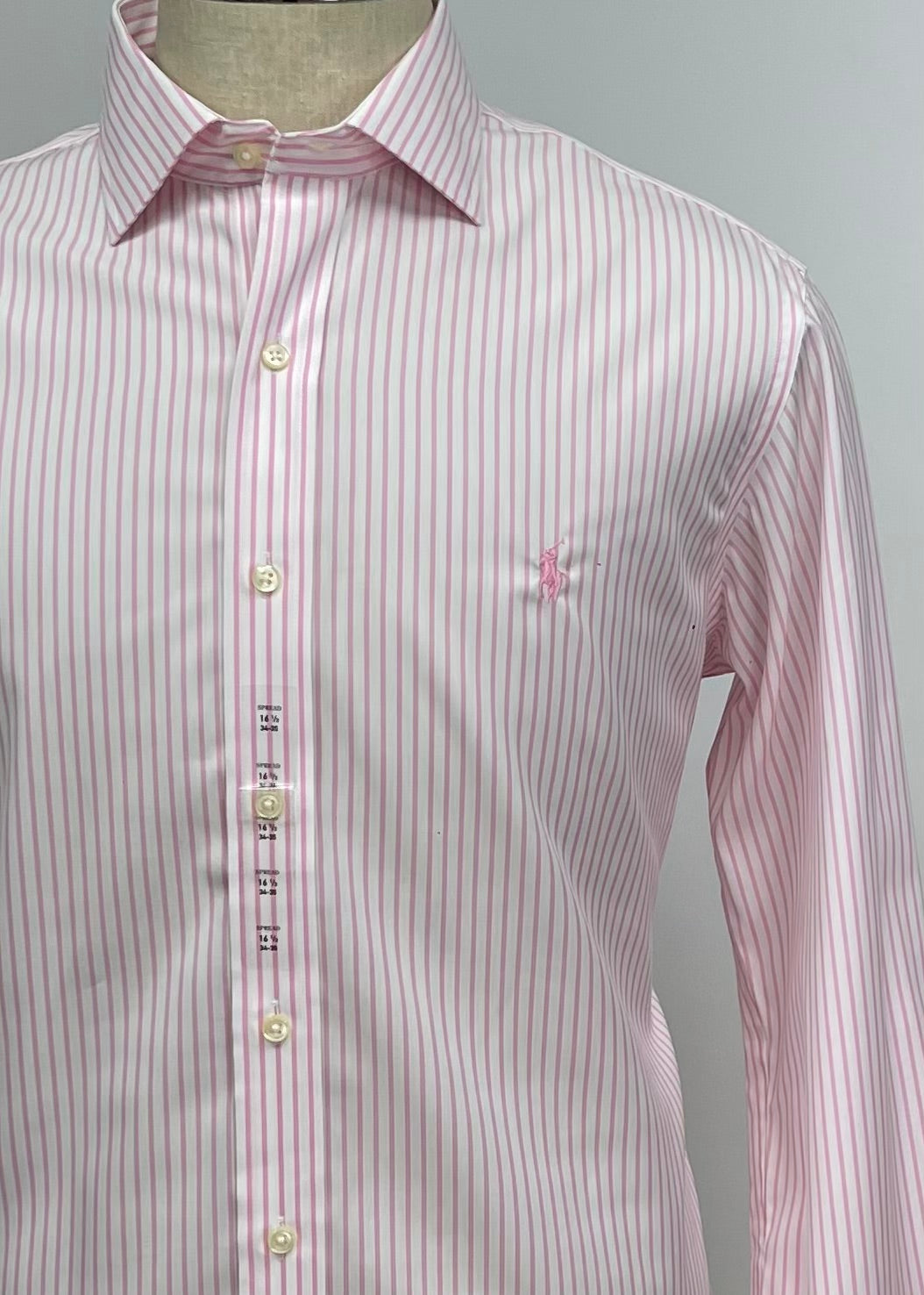 Camisa Polo Ralph Lauren 🏇🏼 color blanco con patron de rayas finas en color rosado Talla L Entalle Regular