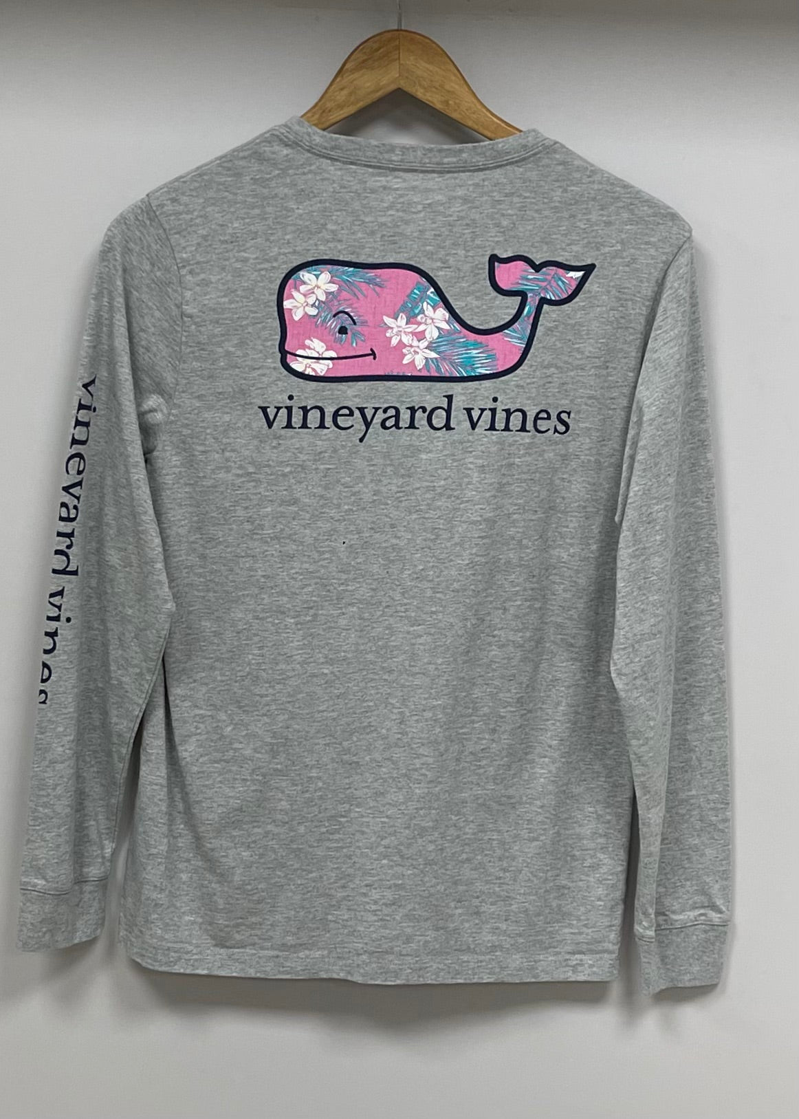 Camiseta de niña Vineyard Vines 🐳 color gris con Diseño de ballena en rosado Talla L