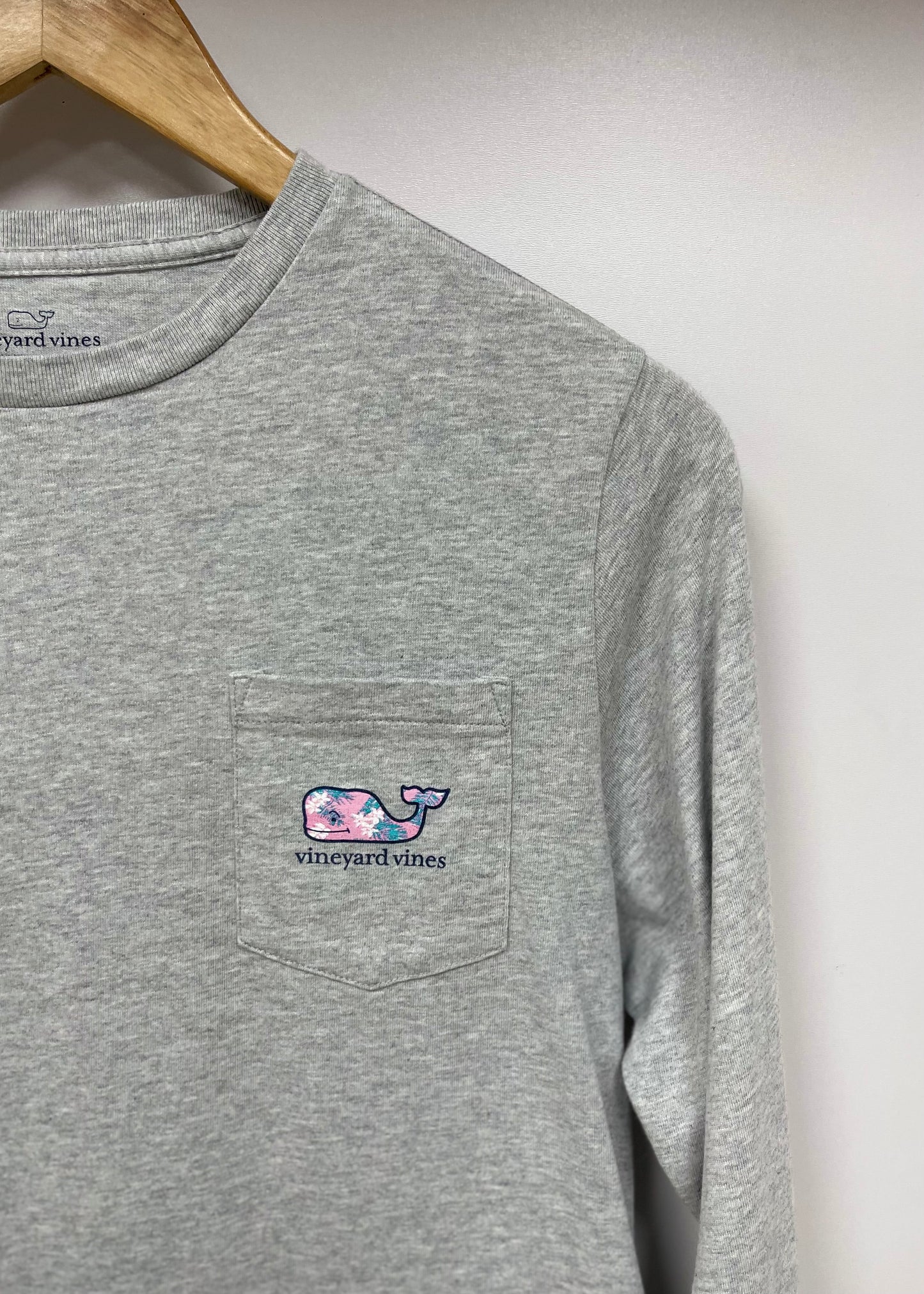 Camiseta de niña Vineyard Vines 🐳 color gris con Diseño de ballena en rosado Talla L