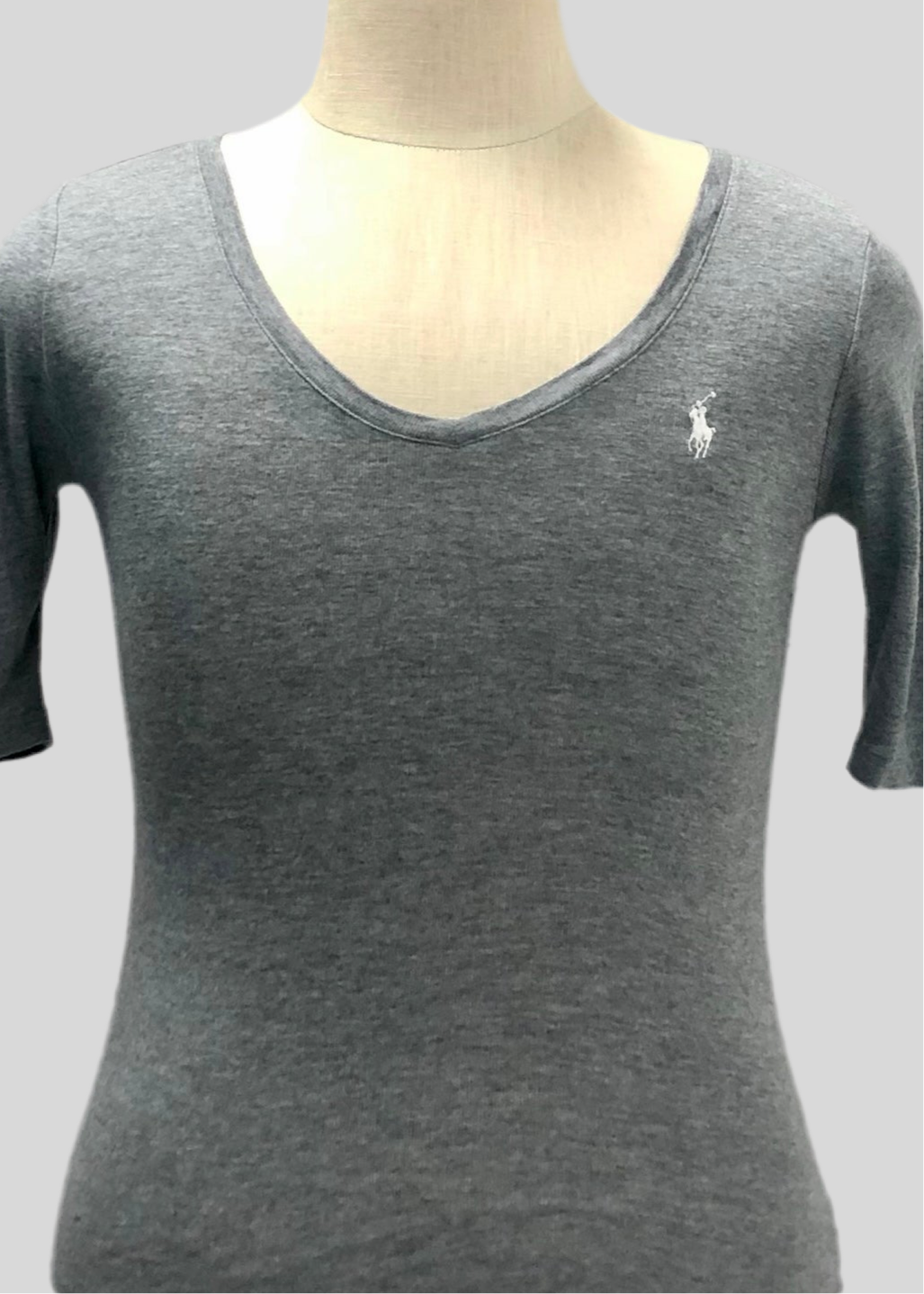Camiseta de mujer cuello V Polo Ralph Lauren 🏇🏼 color gris claro con logo en color blanco Talla M Entalle Regular