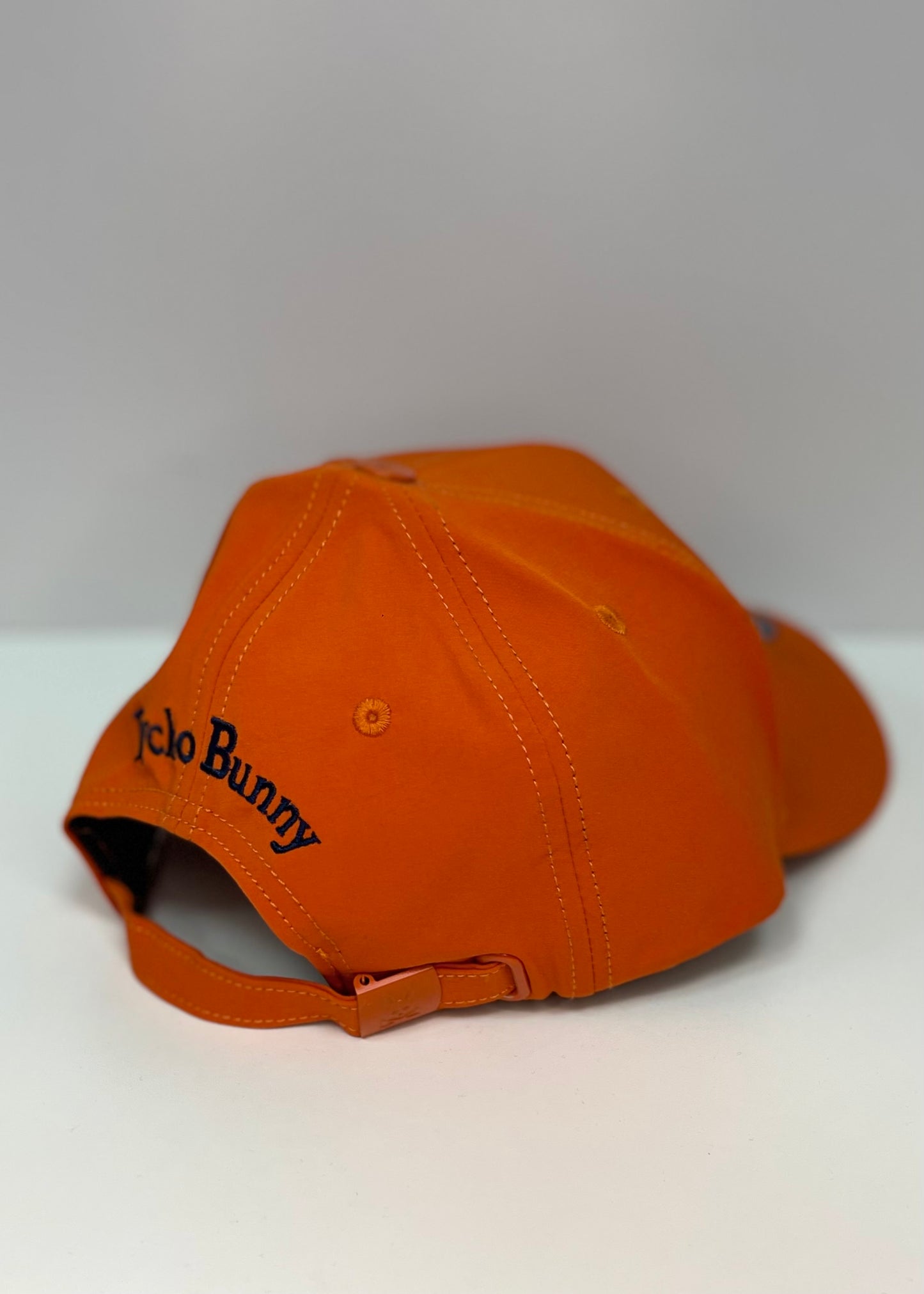 Gorra Psycho Bunny  🐰 color naranja intenso con logotipo multicolor