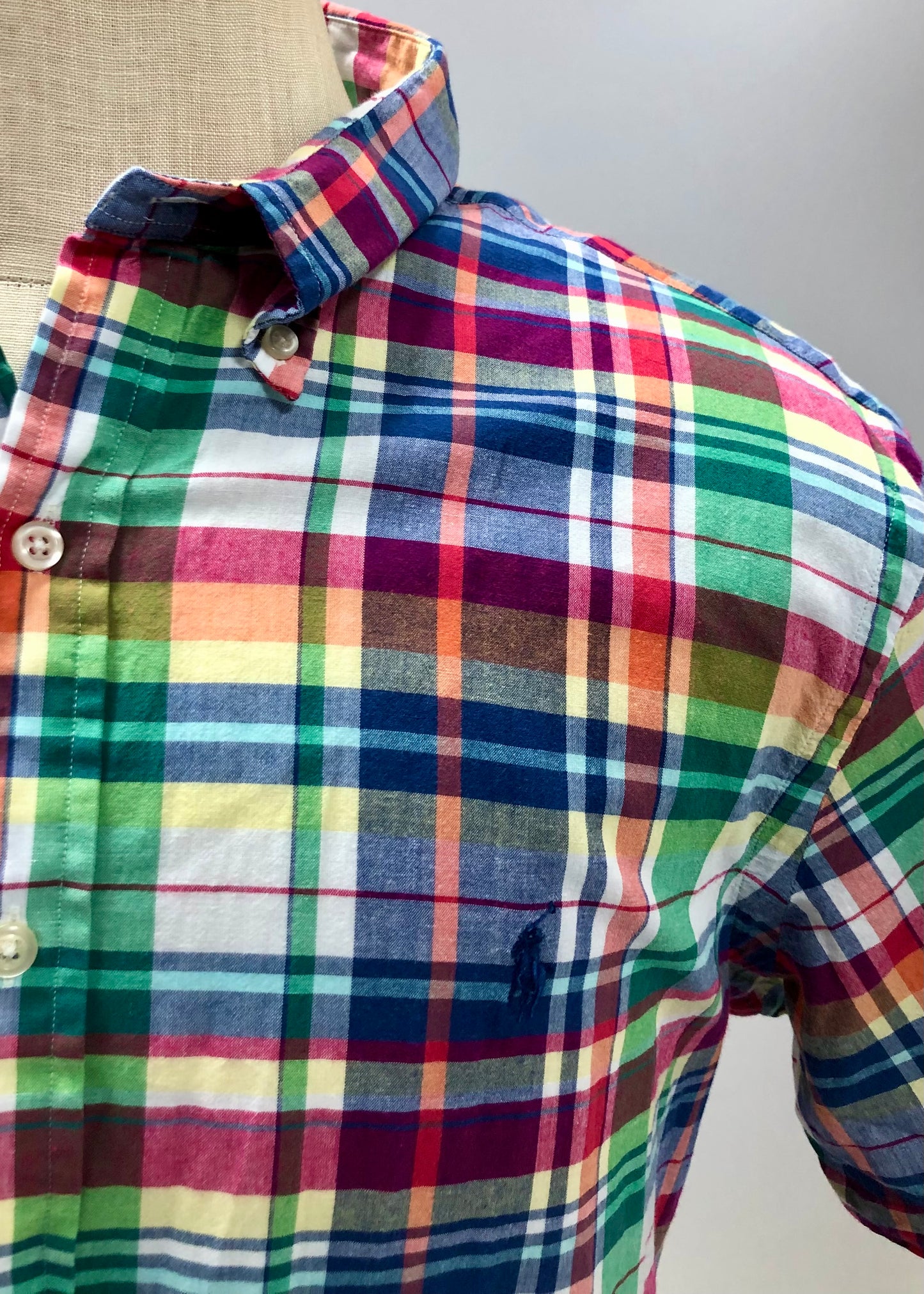 Camisa Polo Ralph Lauren 🏇🏼 color blanco con patron de cuadros tartán multicolor Talla L Entalle Regular