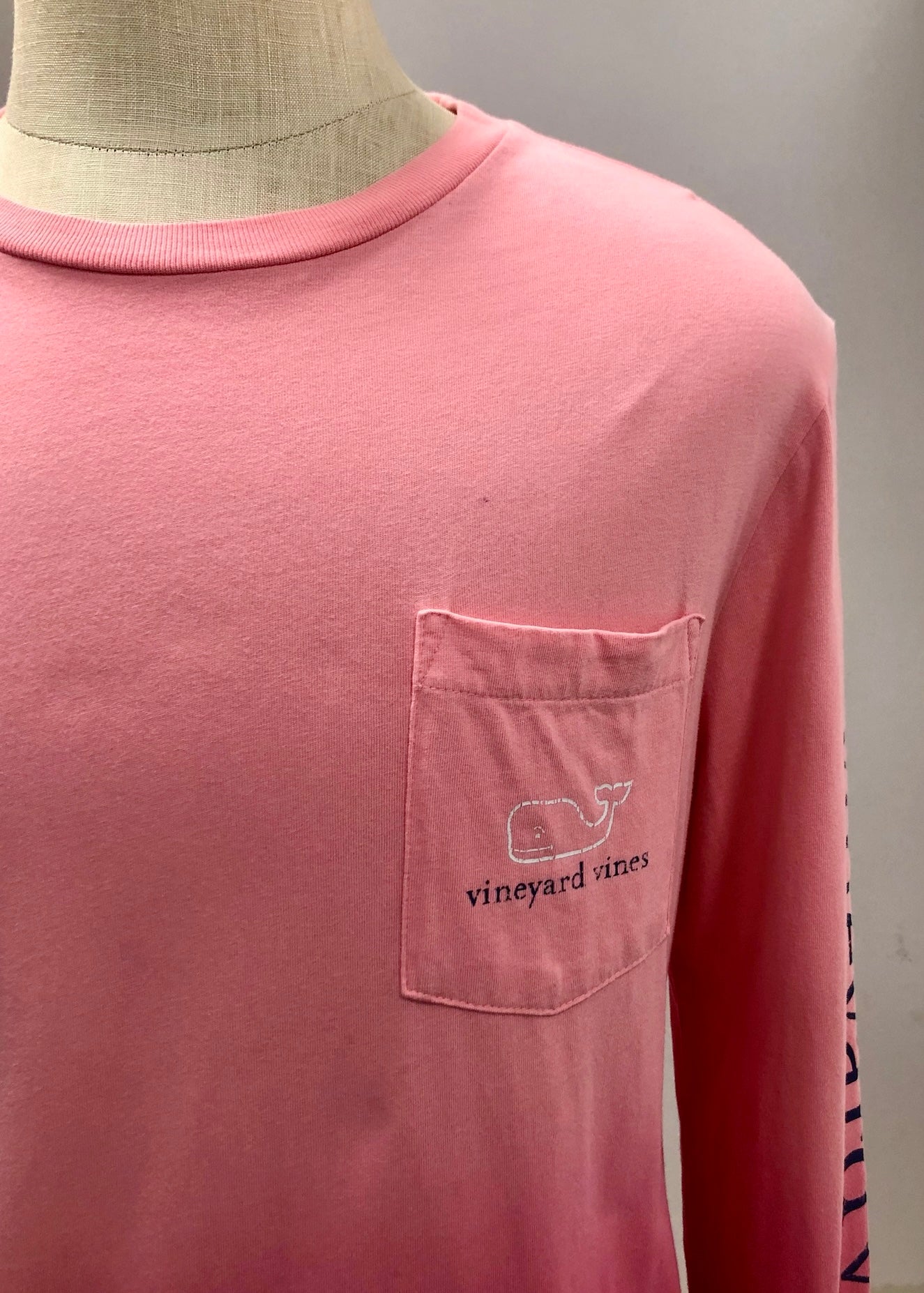 Camiseta cuello redondo Vineyard Vines 🐳 color rosado con Diseño de ballena tie dye Talla M