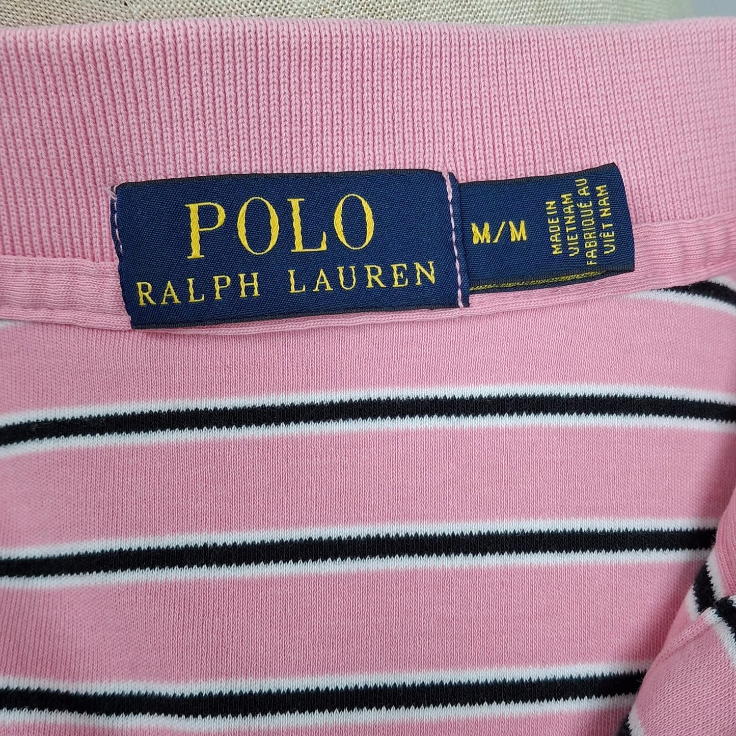 Camiseta Polo Ralph Lauren 🏇🏼 color rosado con patrón de rayas color negro y blanco Talla M Entalle Regular