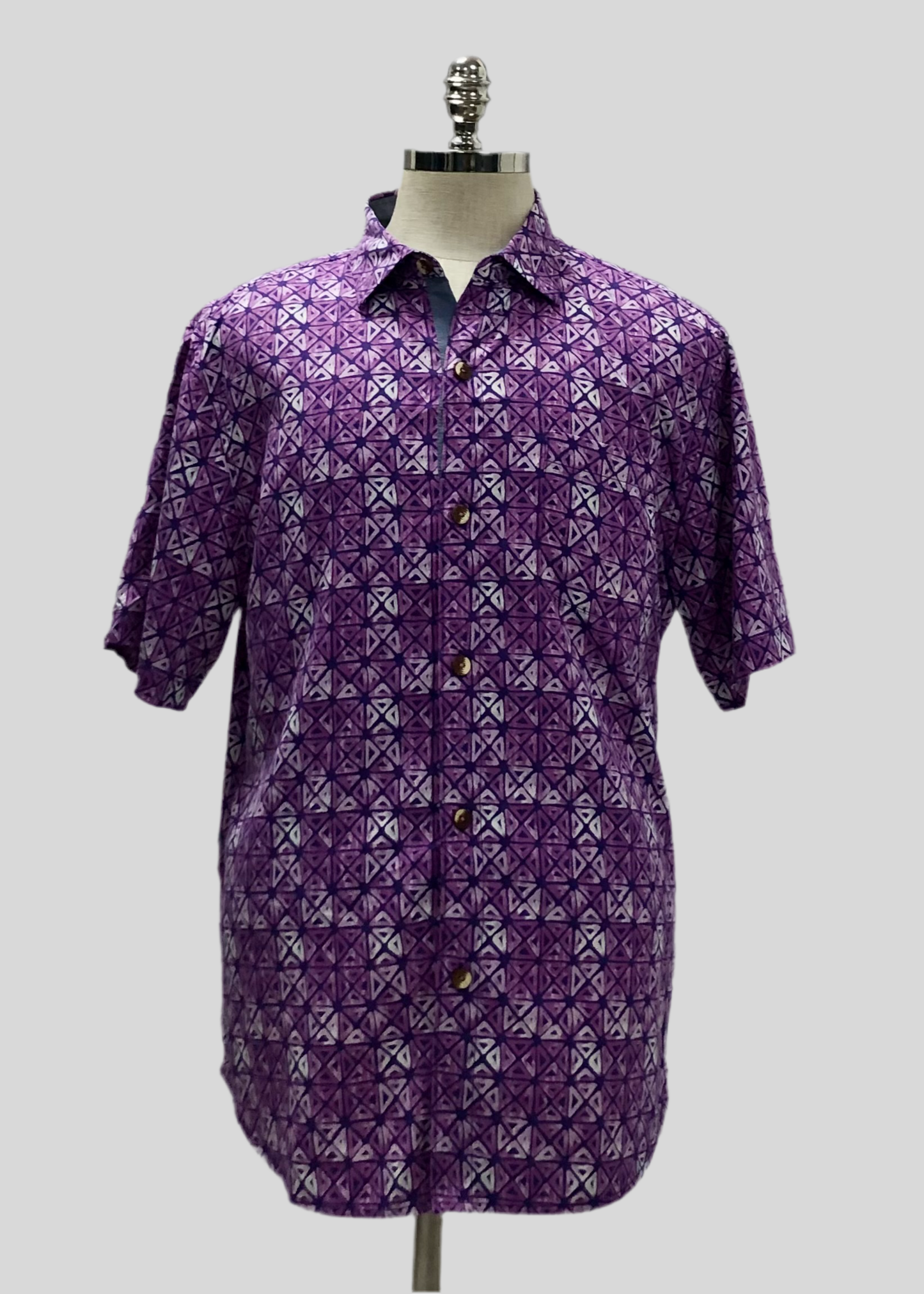 Camisa de botones Tommy Bahama 🌴 con diseño de triptico en morado y blanco Talla L Entalle Regular