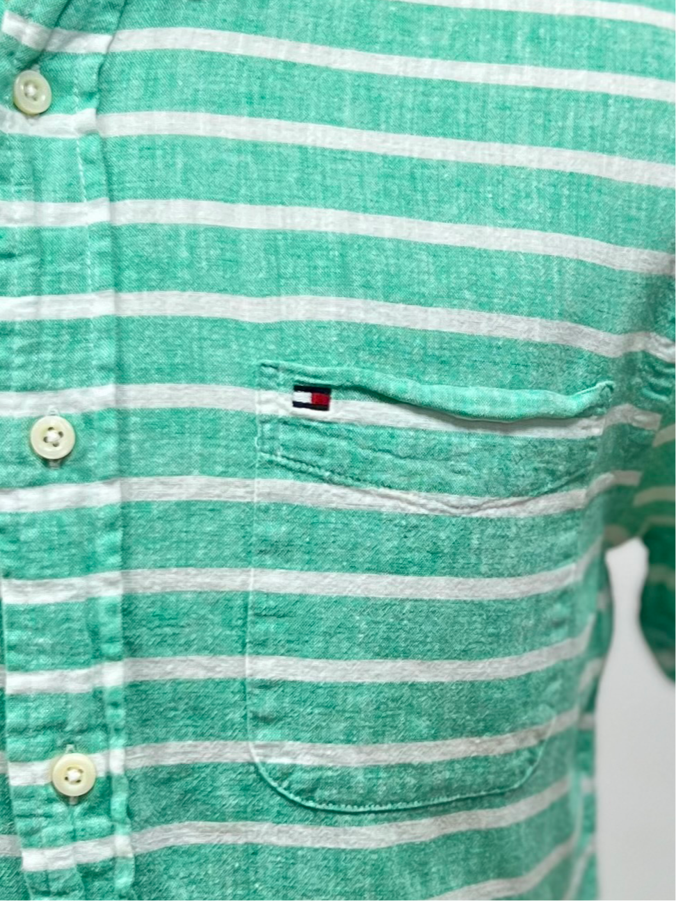 Camisa de botones Tommy Hilfiger 🇺🇸 de lino de rayas en color verde y blanco Talla M Entalle Custom Fit
