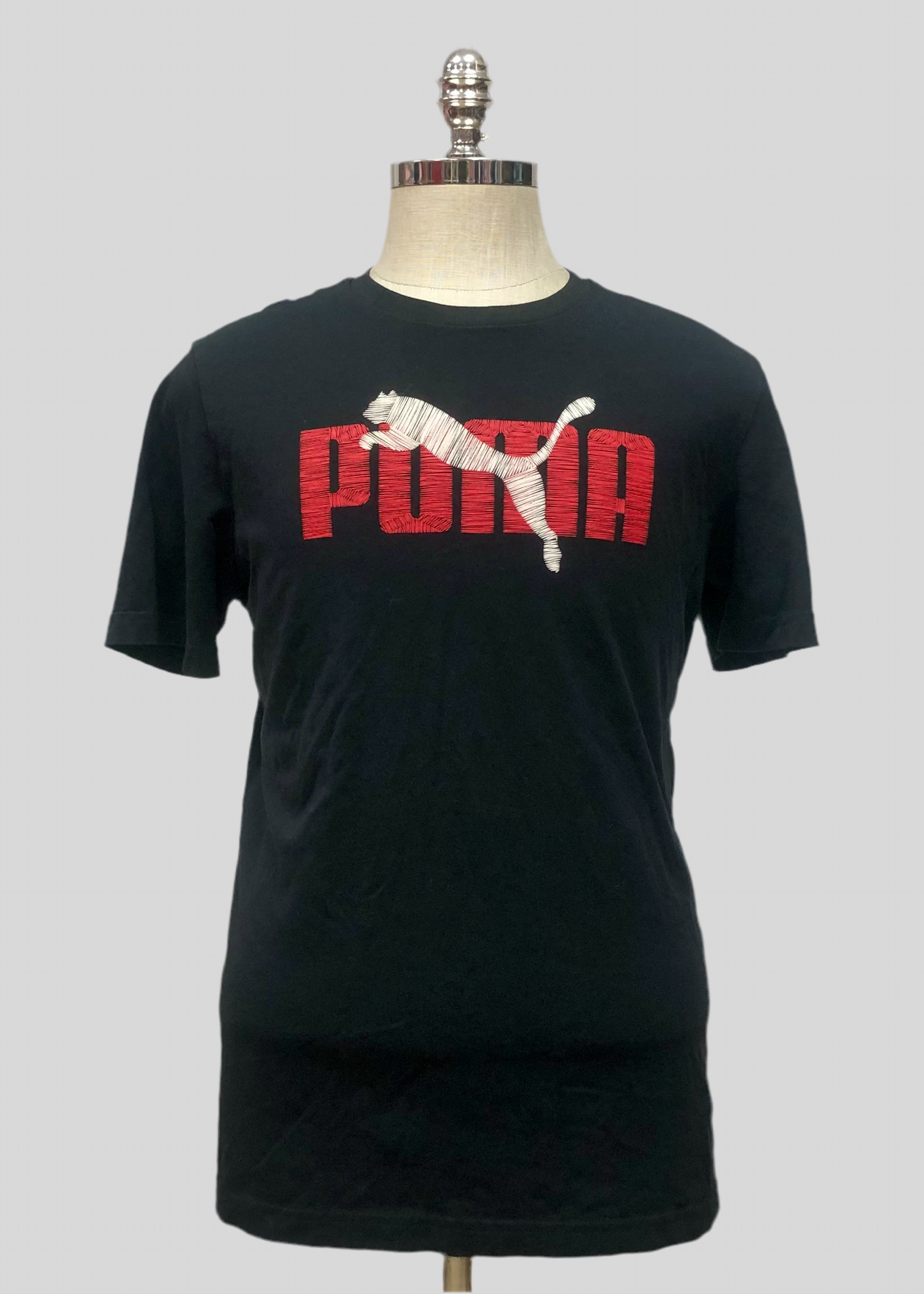 Camiseta cuello redondo Puma 🐆 color negro con el logo en rojo y blanco Talla L