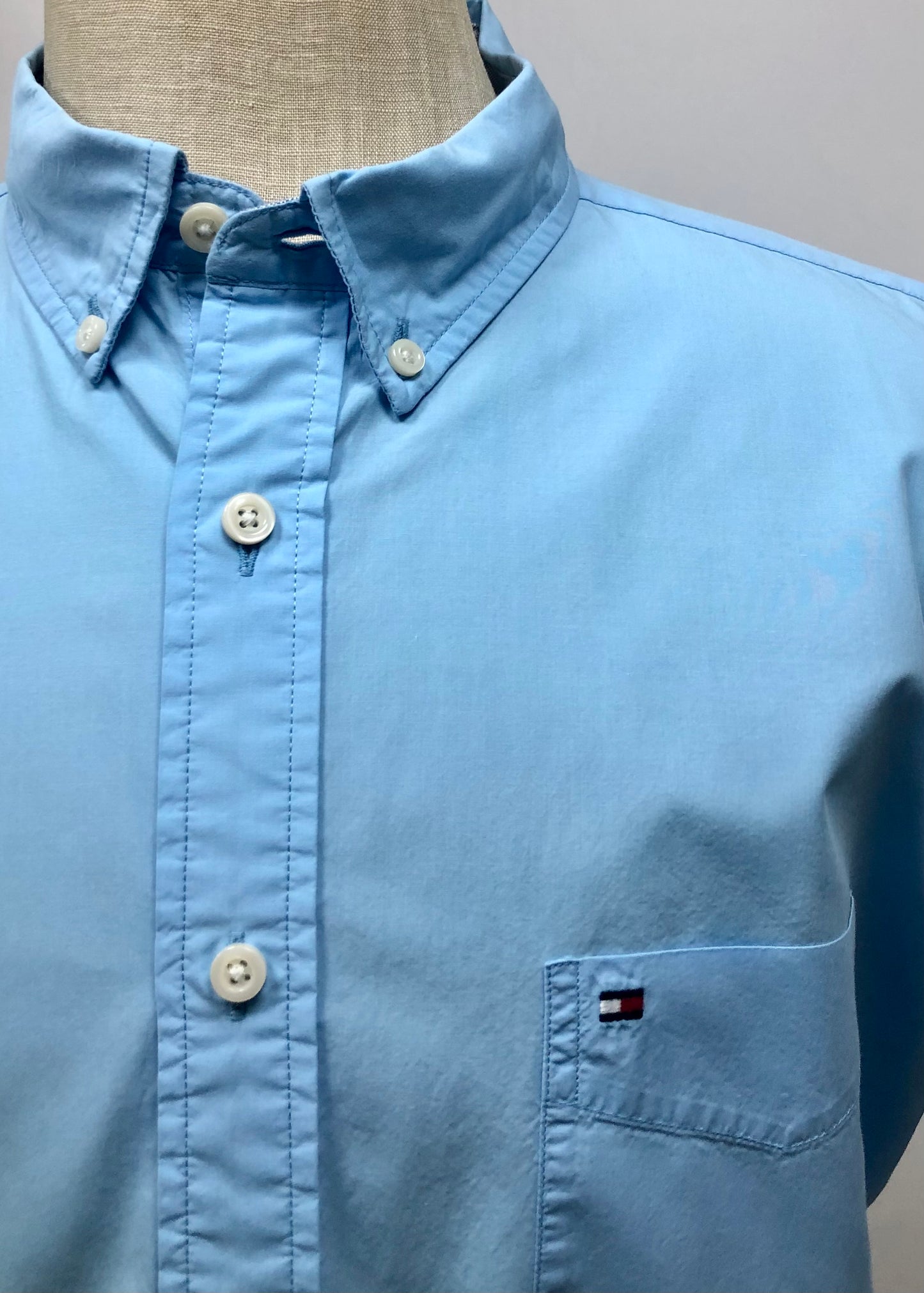 Camisa de botones Tommy Hilfiger 🇺🇸 en color celeste Talla XL Entalle Clásico