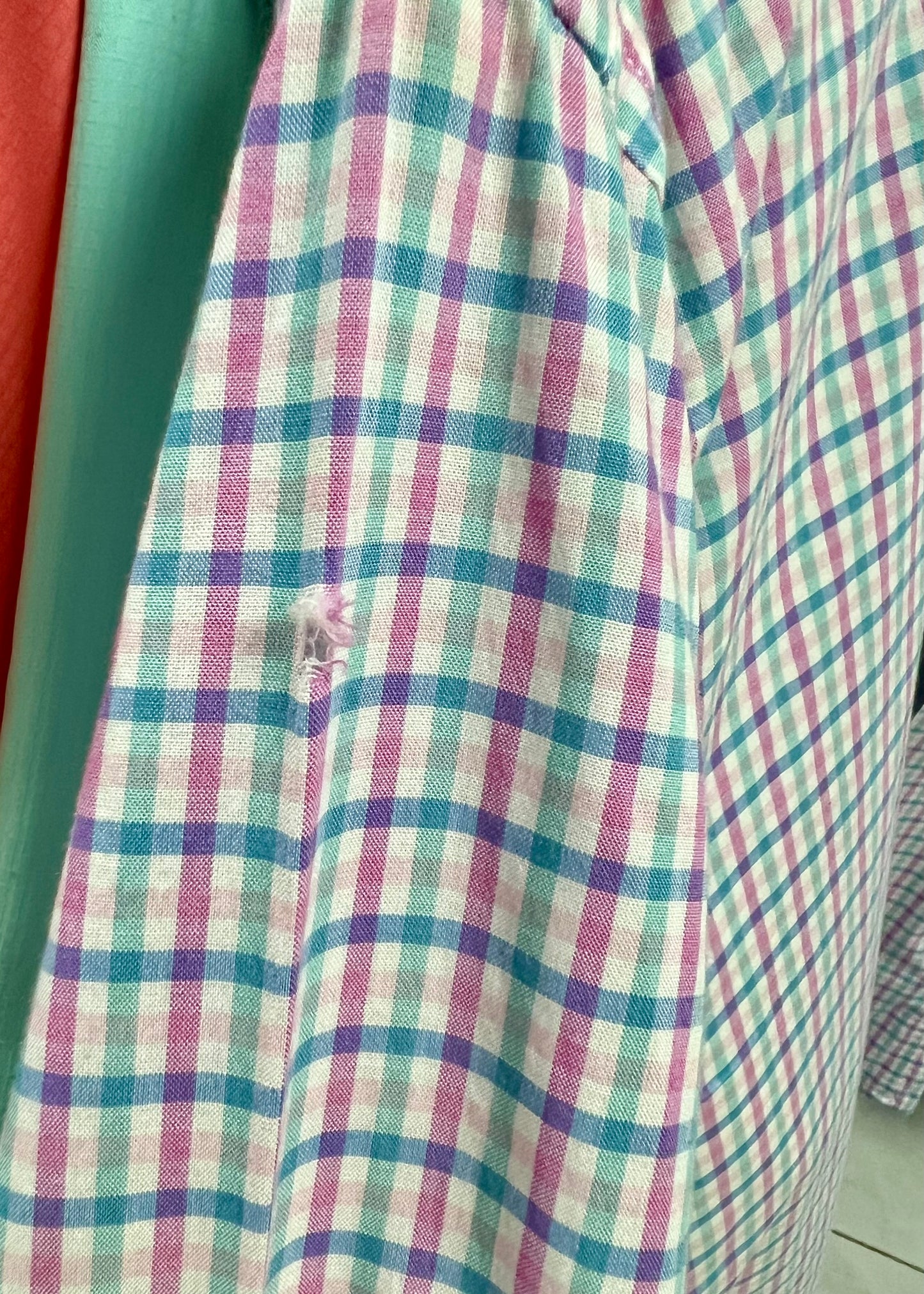 Camisa Vineyard Vines 🐳 color blanco de cuadros en color rosado, verde y azul Talla M Entalle Slim Fit (ver descripción)