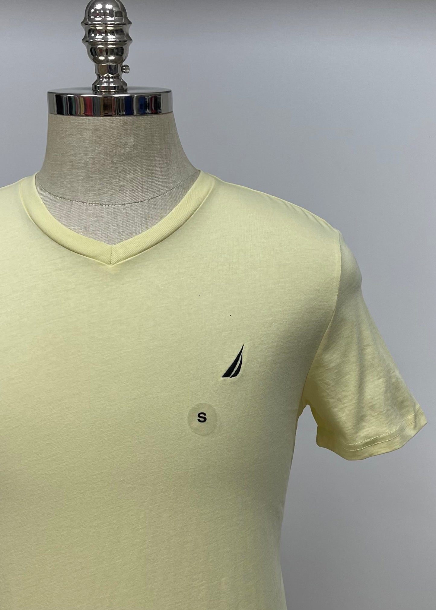 Camiseta cuello V Nautica ⚓️ color amarillo claro con logo azul navy Talla S