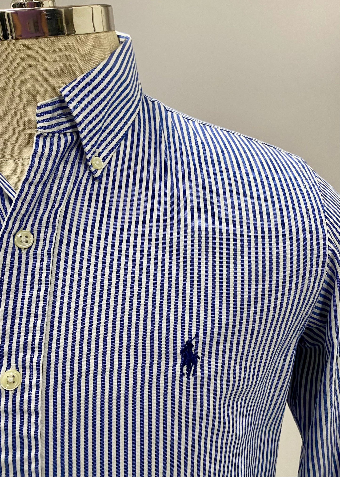 Camisa Polo Ralph Lauren 🏇🏼 con patron de rayas en color azul navy y blanco Talla S Entalle Regular