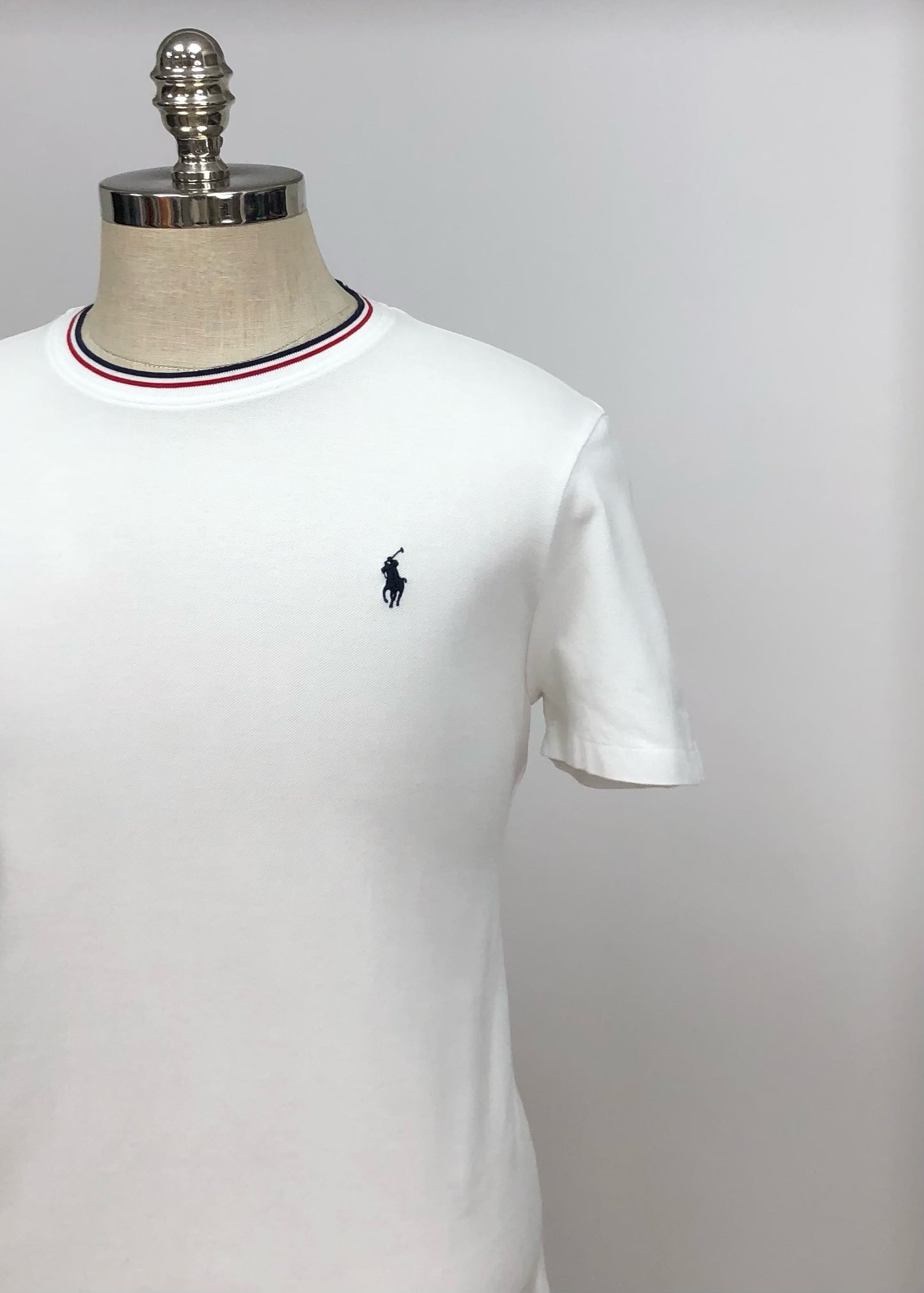 Camiseta cuello redondo Polo Ralph Lauren 🏇🏼 color blanco y cuello en color rojo y azul navy Talla L Entalle Custom Slim Fit