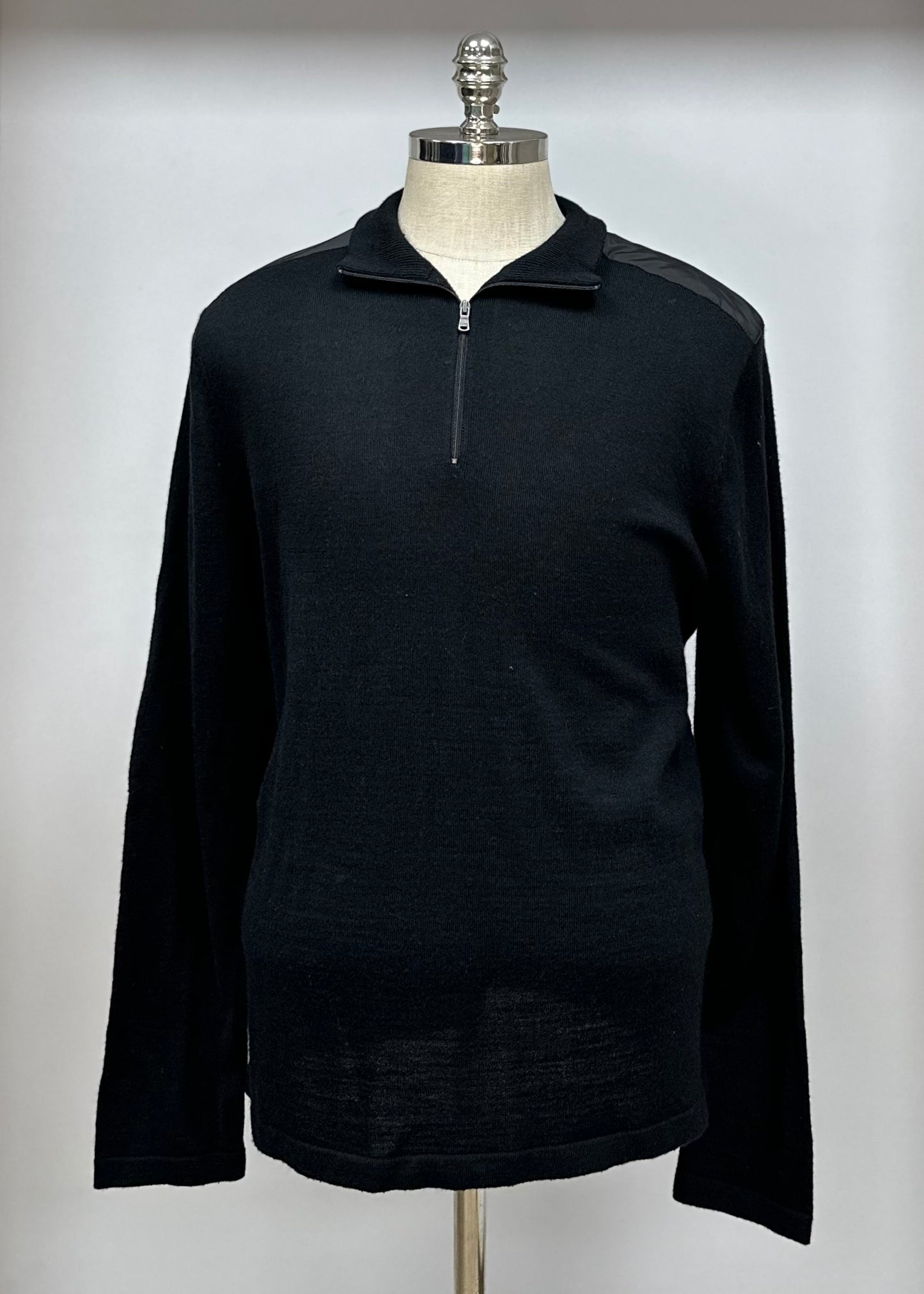 Sueter Jersey Michael Kors color negro con franjas en color gris oscuro Talla XL Tela algodón