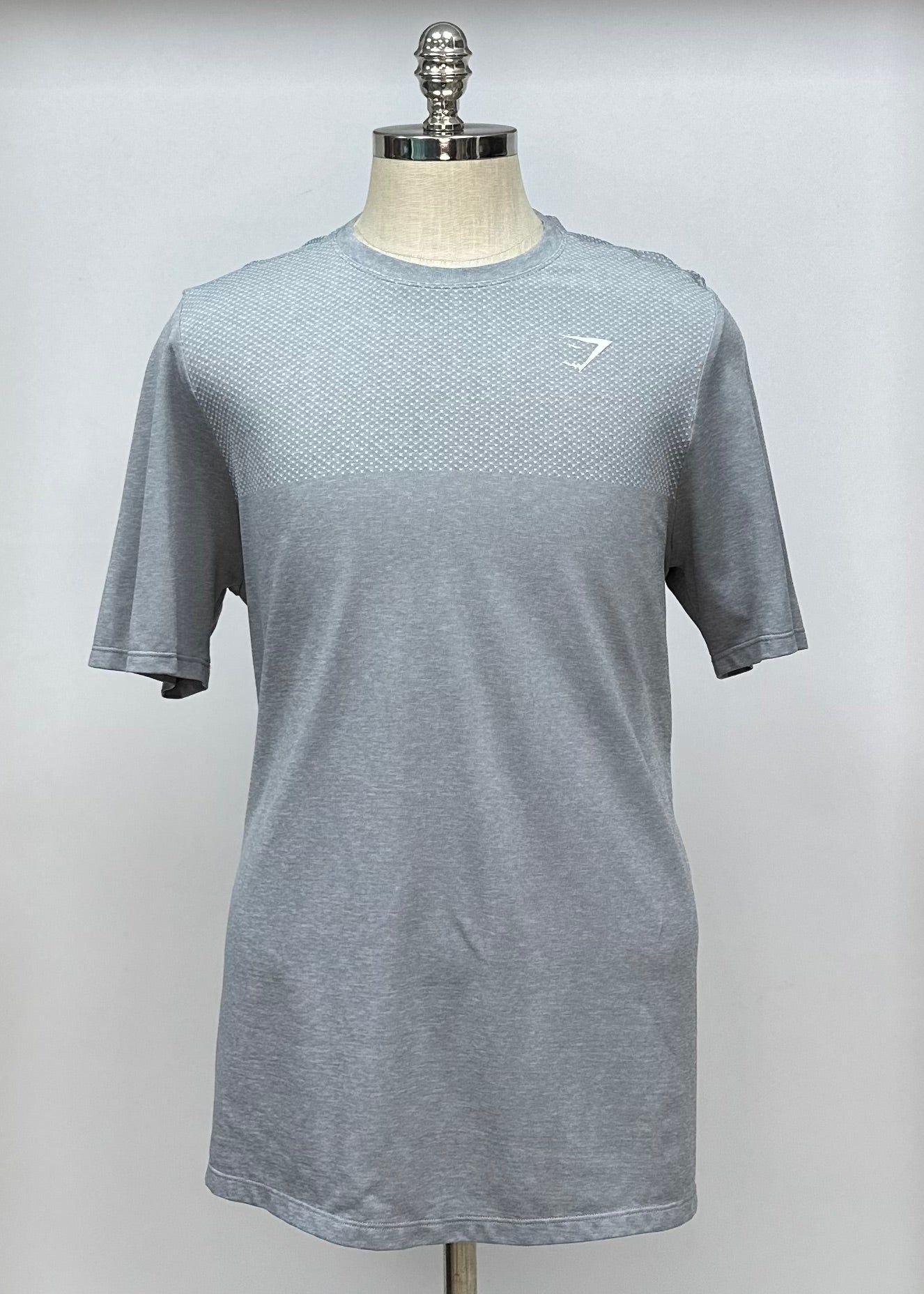 Camiseta de entrenamiento cuello redondo Gymshark 🏋🏽 color gris manga corta Talla XL (ver descripción)