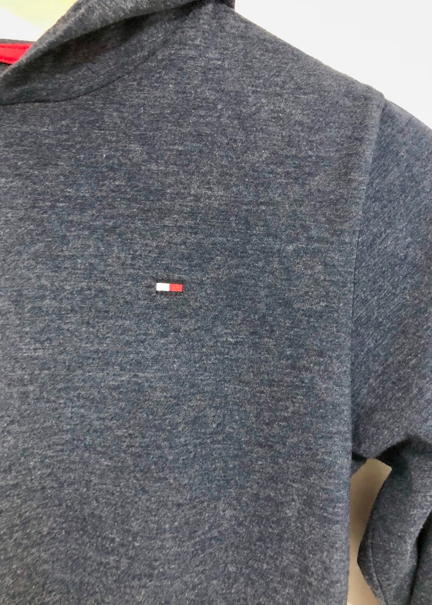 Sueter Jersey de niño con capucha Tommy Hilfiger 🇺🇸 color azul navy y logo tradicional Talla M