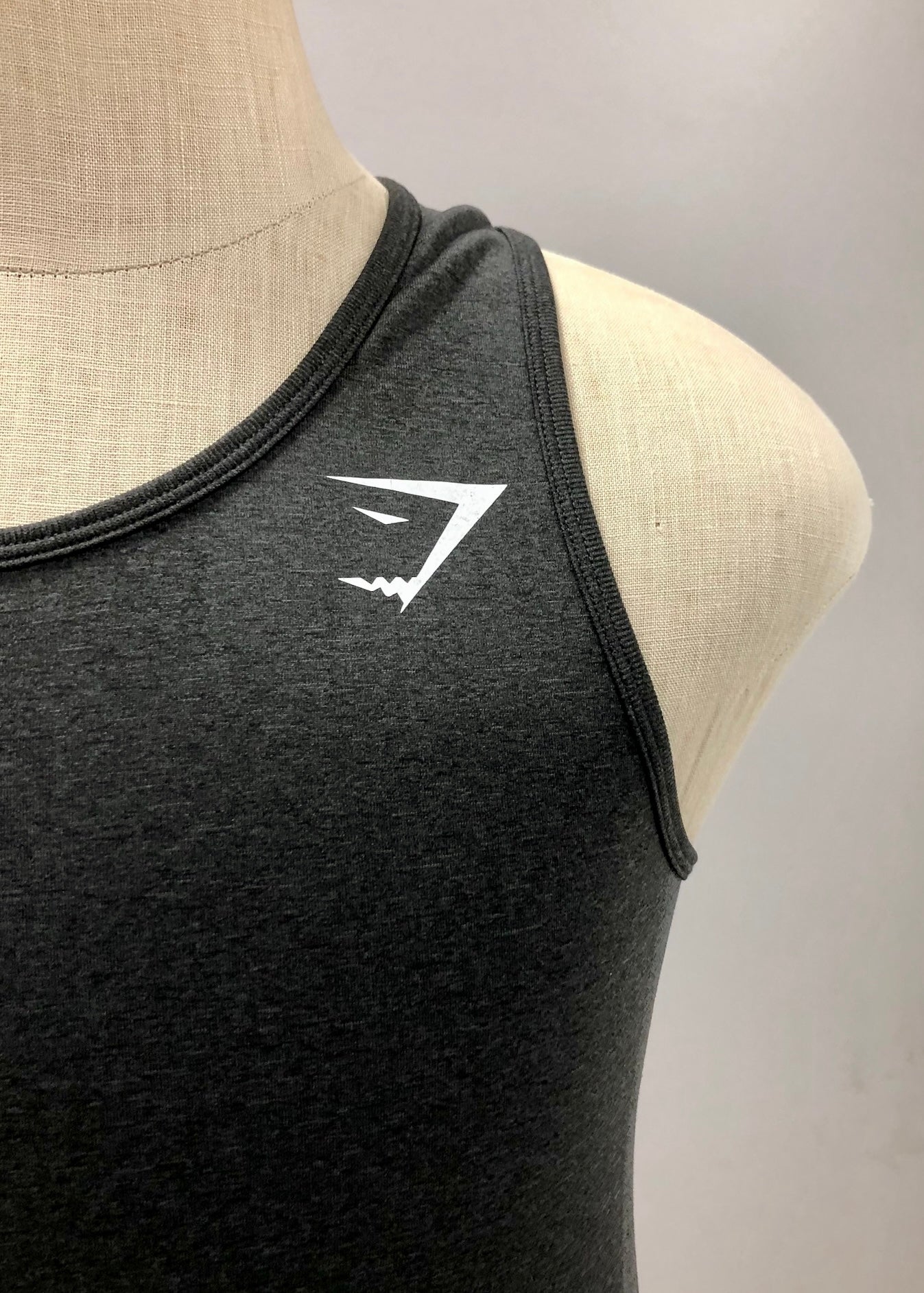 Camiseta de entrenamiento sin mangas Gymshark 🏋🏽 color negro y logo en blanco Talla S